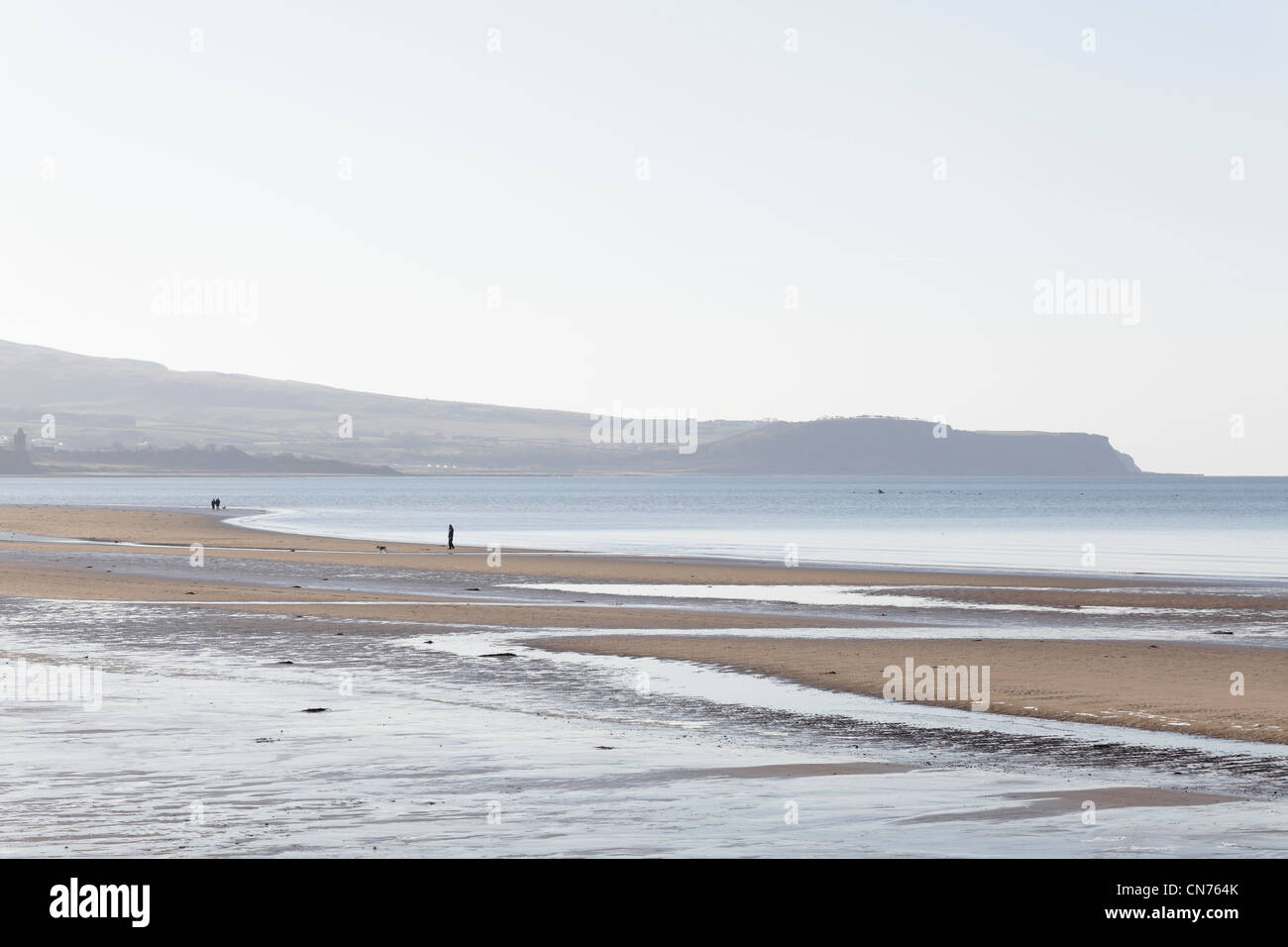 Blick nach Süden über Ayr Beach in Richtung der Heads of Ayr, Ayrshire, Schottland, Großbritannien Stockfoto