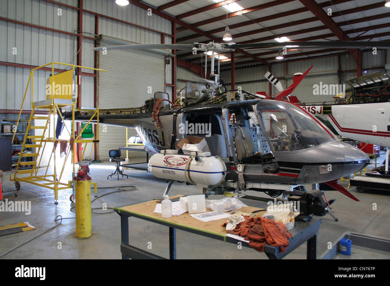 San Joaquin Hubschrauber Bell 206 in einem Hangar am Flugplatz Delano, California Stockfoto