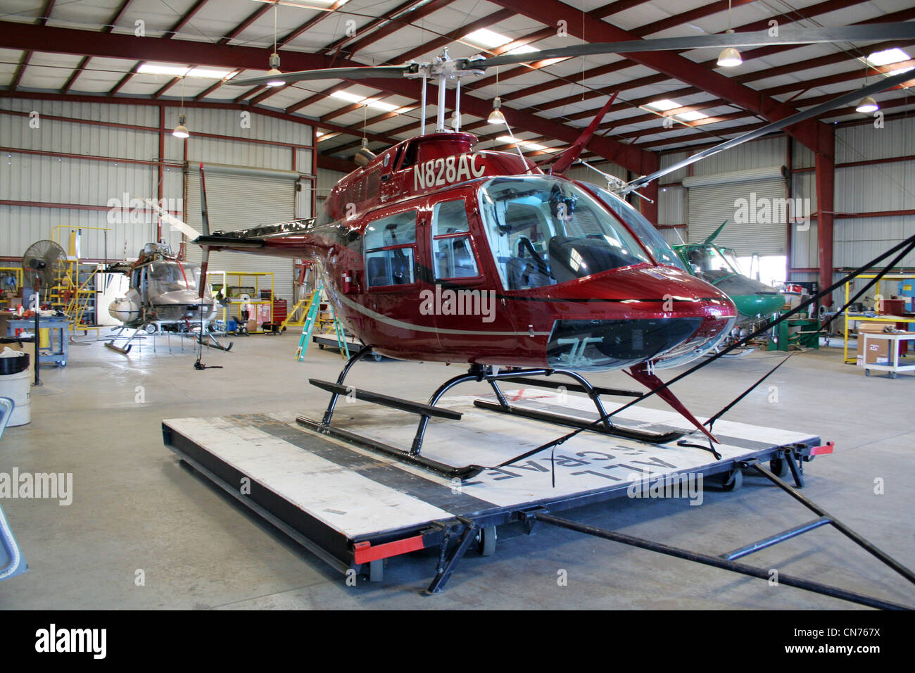 San Joaquin Hubschrauber Bell 206 in einem Hangar am Flugplatz Delano, California Stockfoto