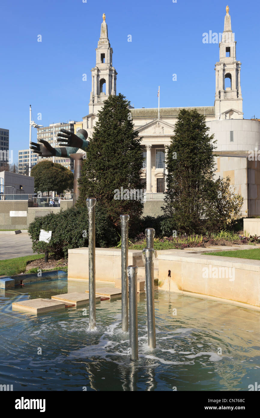 Millennium Square Leeds Yorkshire England UK. Wasserspiel im Garten mit Civic Hall über Mandela Stockfoto
