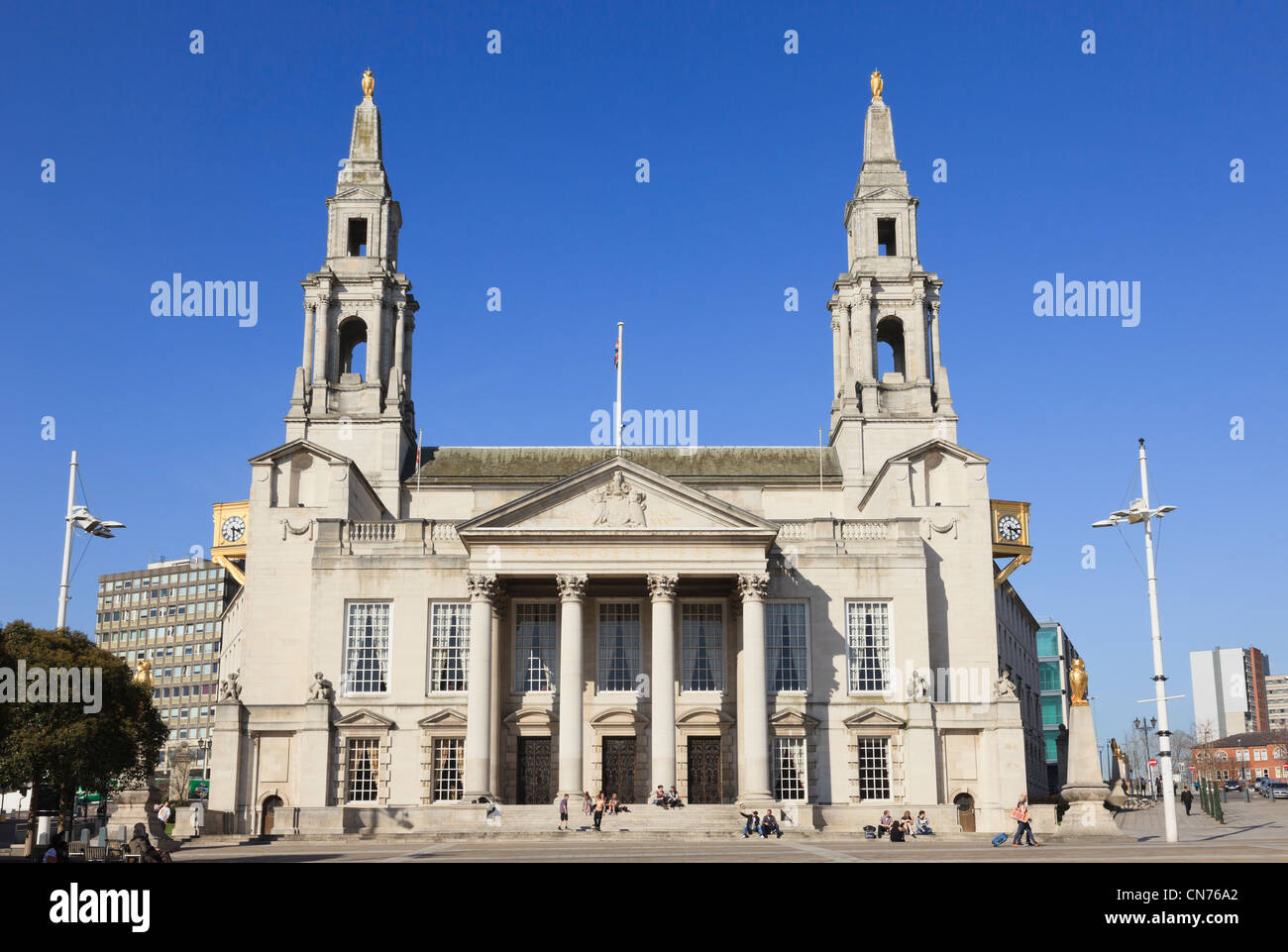 Das Gebäude der Civic Hall für die Büros der Stadtverwaltung auf dem Millennium Square, Leeds, West Yorkshire, England, Großbritannien und Großbritannien Stockfoto