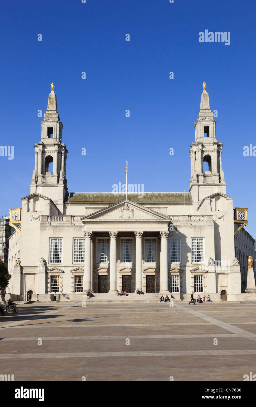 Millennium Square, Leeds, West Yorkshire, England, UK. Der Civic Hall Gebäude für den Stadtrat Büros Stockfoto