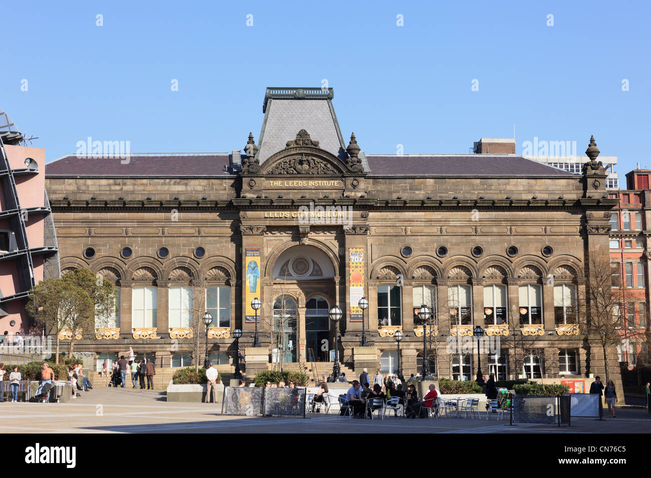 Leeds City Museum im historischen Civic Institut Gebäude 1862 mit Personen außerhalb. Millennium Square Leeds Yorkshire England Großbritannien Stockfoto