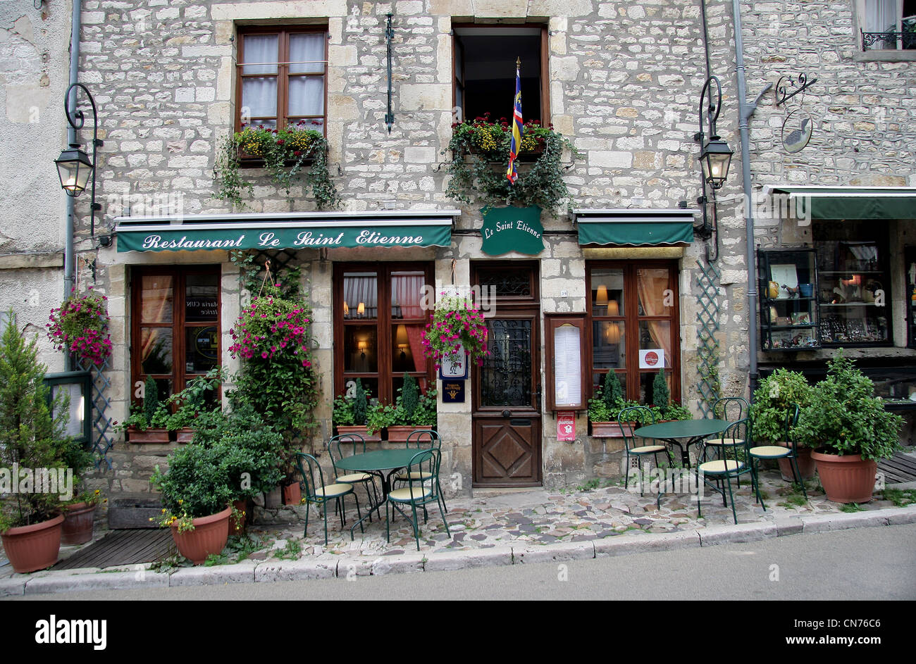 Typisches französisches Restaurant in Vézelay pittoresk französisches Dorf und Gemeinde in Yonne in der nordzentralen Region Bourgogne-Franche-Comté. Stockfoto