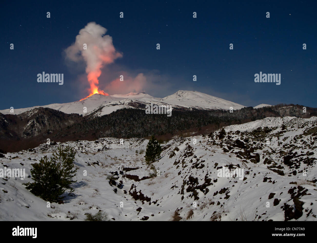 Ausbruch des Ätna, gesehen 8. / 9. Februar 2012, von der Mareneve Straße oberhalb Fornazzo, Sizilien, Italien Stockfoto