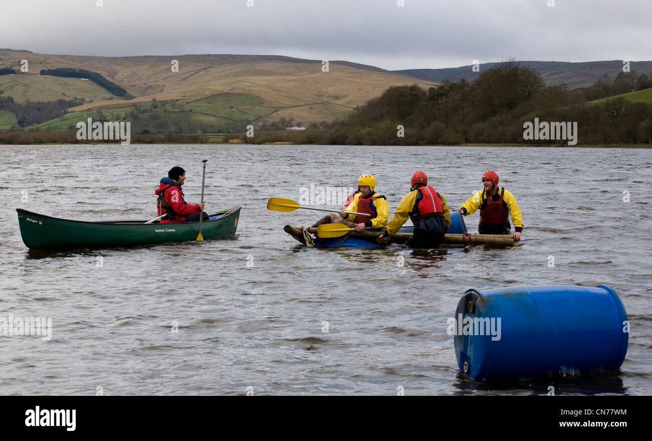 Floß Racing auf See Semerwater, Wensleydale in North Yorkshire Nationalpark, Großbritannien Stockfoto