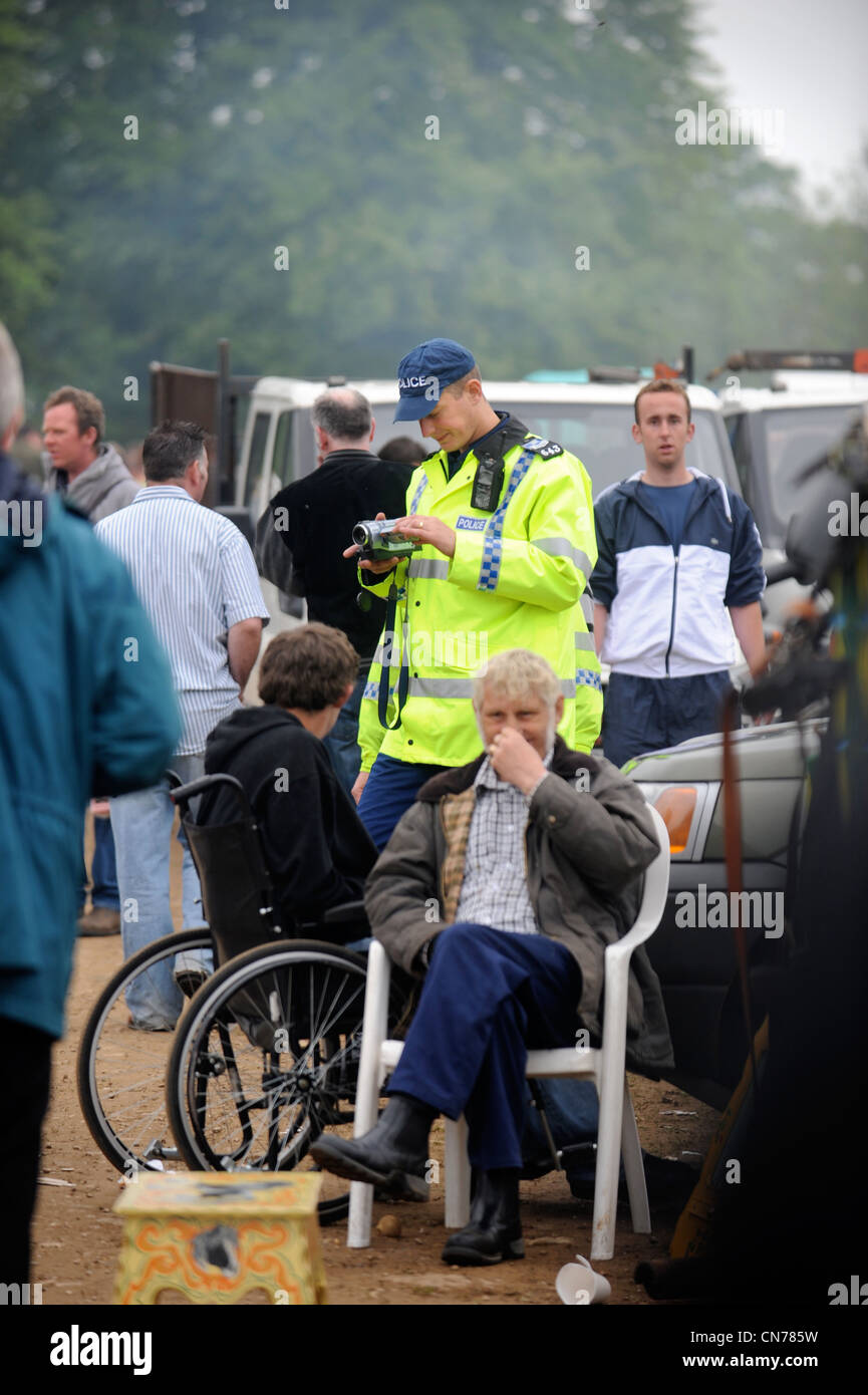 Ein Polizist bei der Stow-on-the-Wold Horse fair mit offene Videoüberwachung der Menge Mai 2009 UK Stockfoto