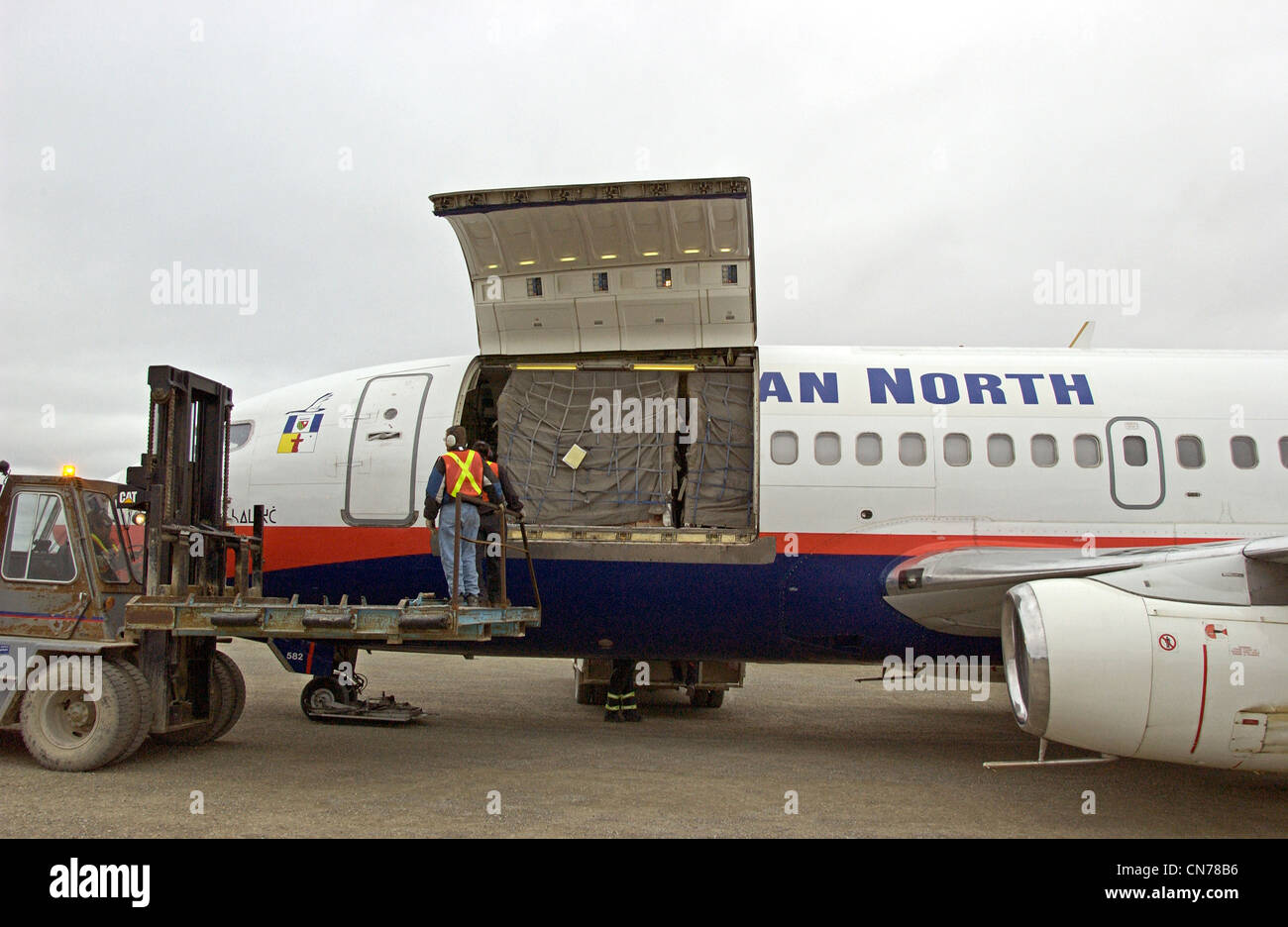 Entladen von Flugzeugen Fracht in Cambridge Bay Stockfoto