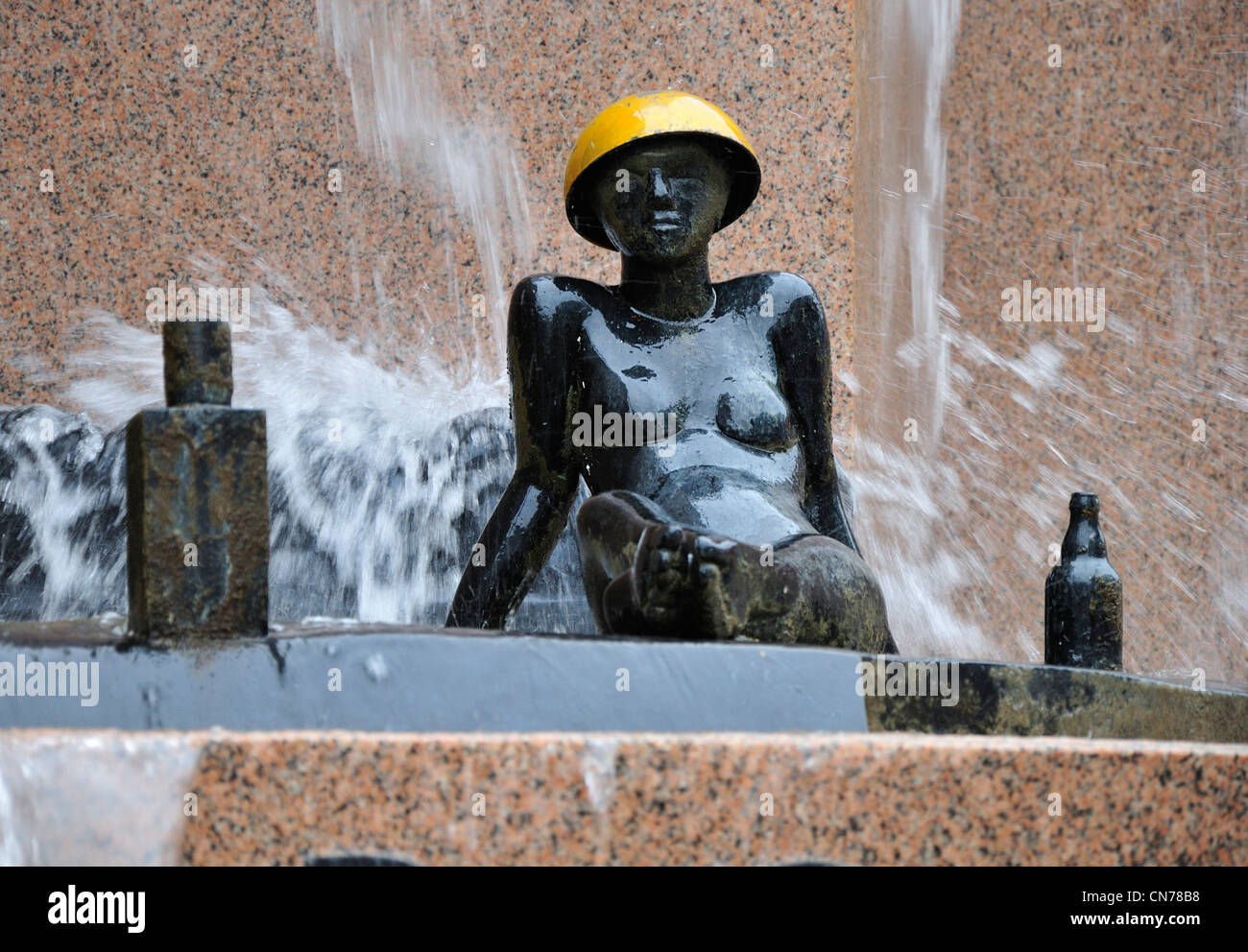 Berlin, Deutschland. Detail der "Sieht" ("Brunnen der Welt" - Joachim Schmettaus; 1983) durch das Europa-Center Stockfoto