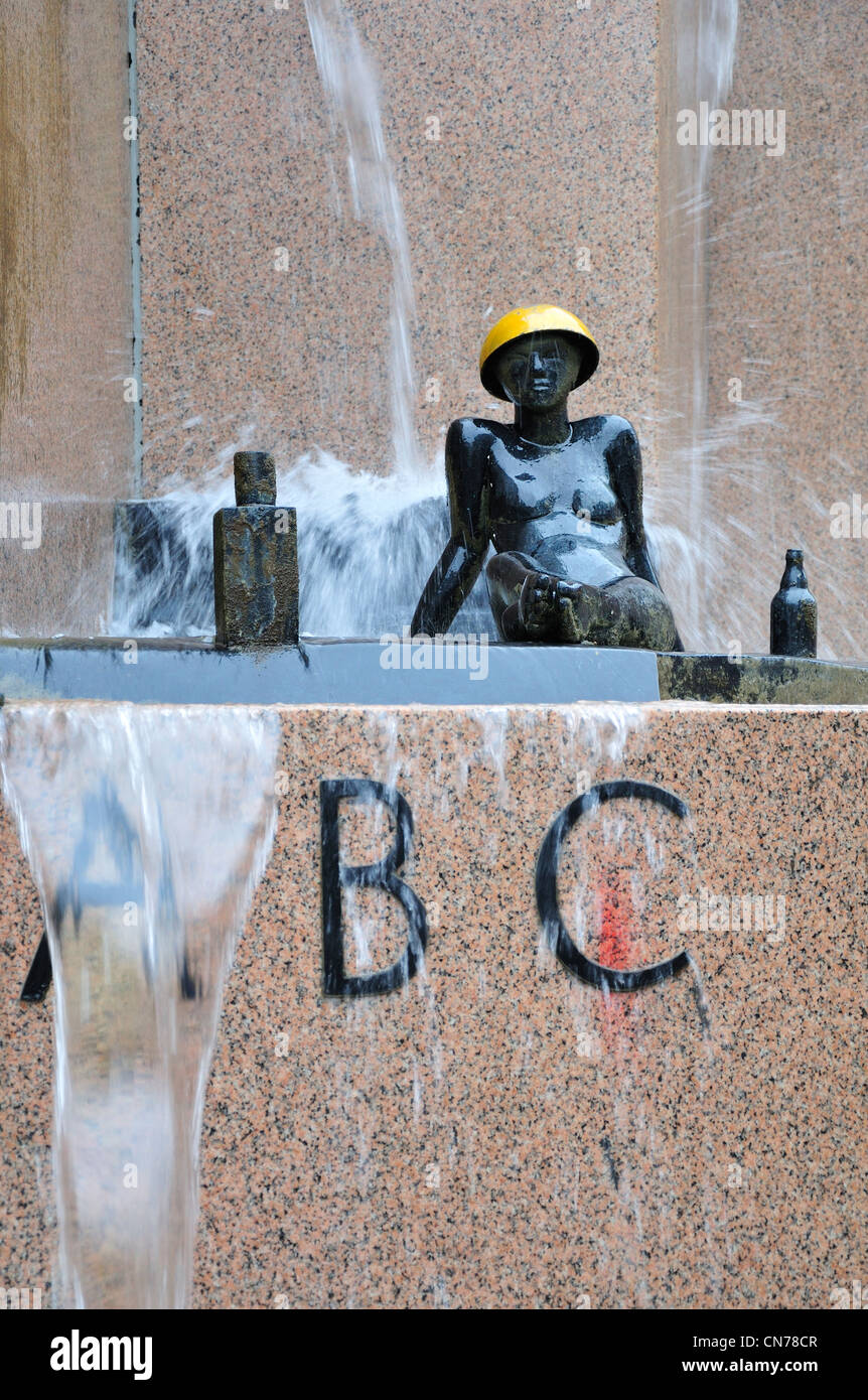 Berlin, Deutschland. Detail der "Sieht" ("Brunnen der Welt" - Joachim Schmettaus; 1983) durch das Europa-Center Stockfoto