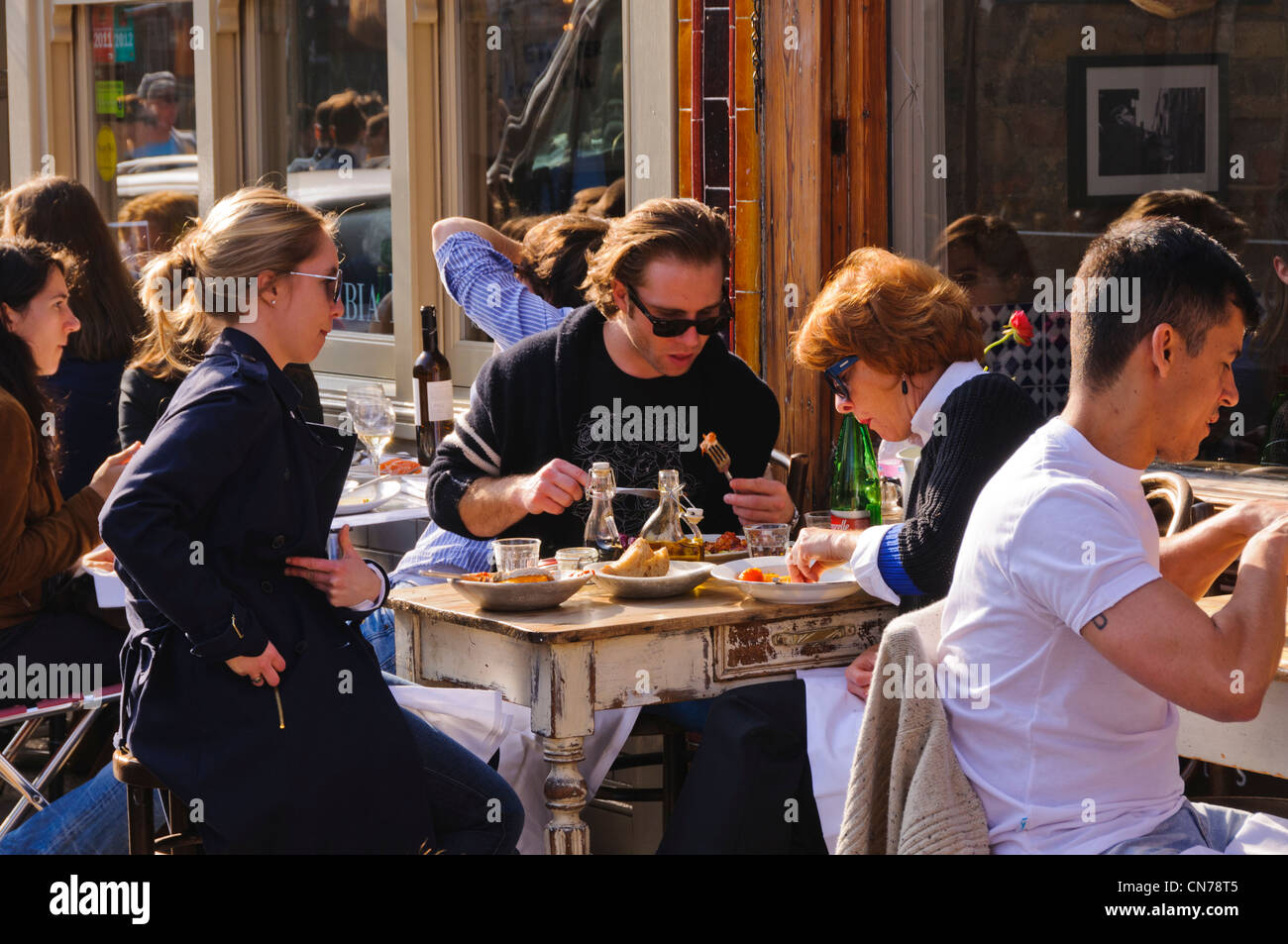 Essen im Freien in der Columbia Road, East London Stockfoto