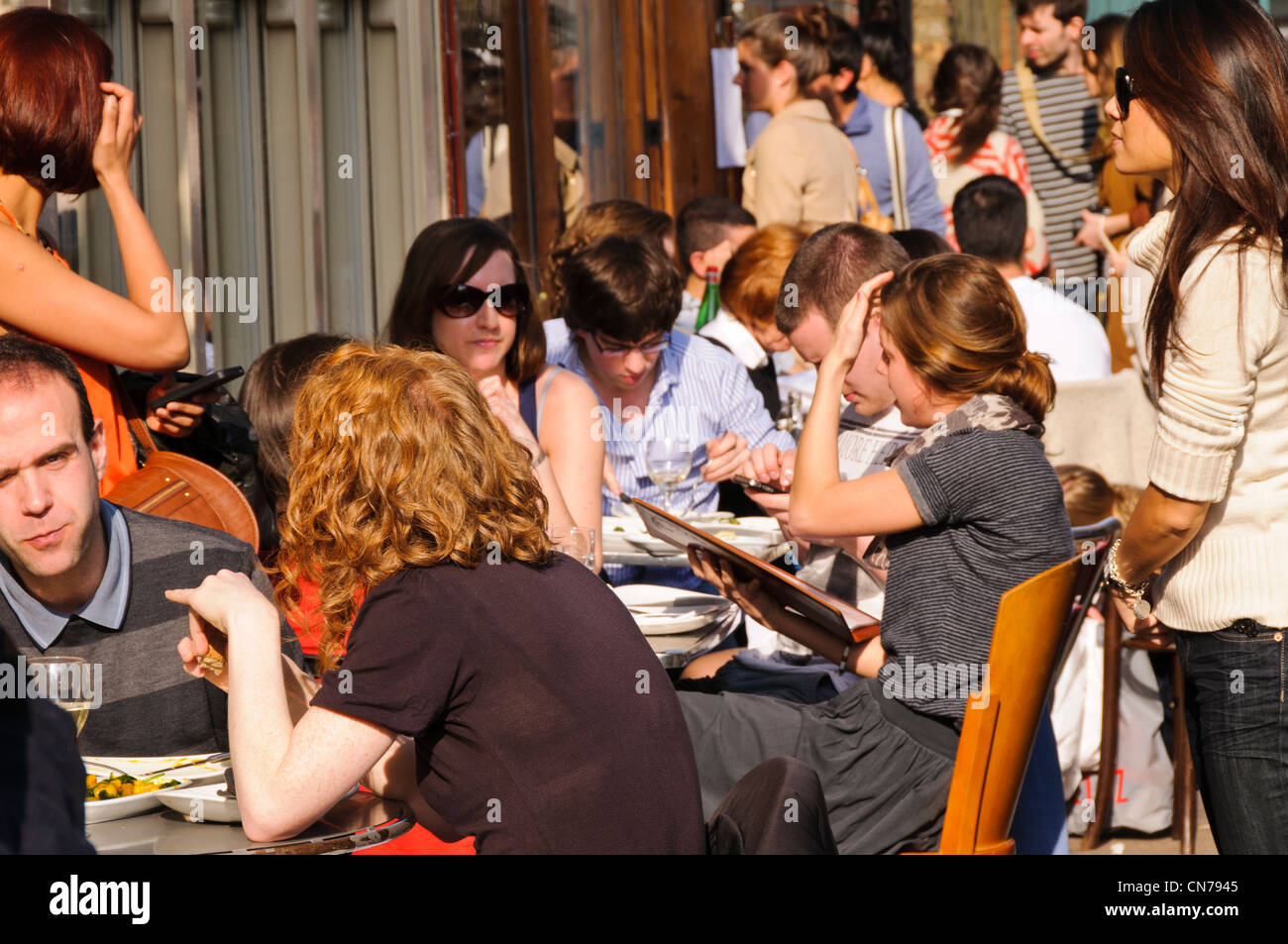 Essen im Freien in der Columbia Road, East London Stockfoto