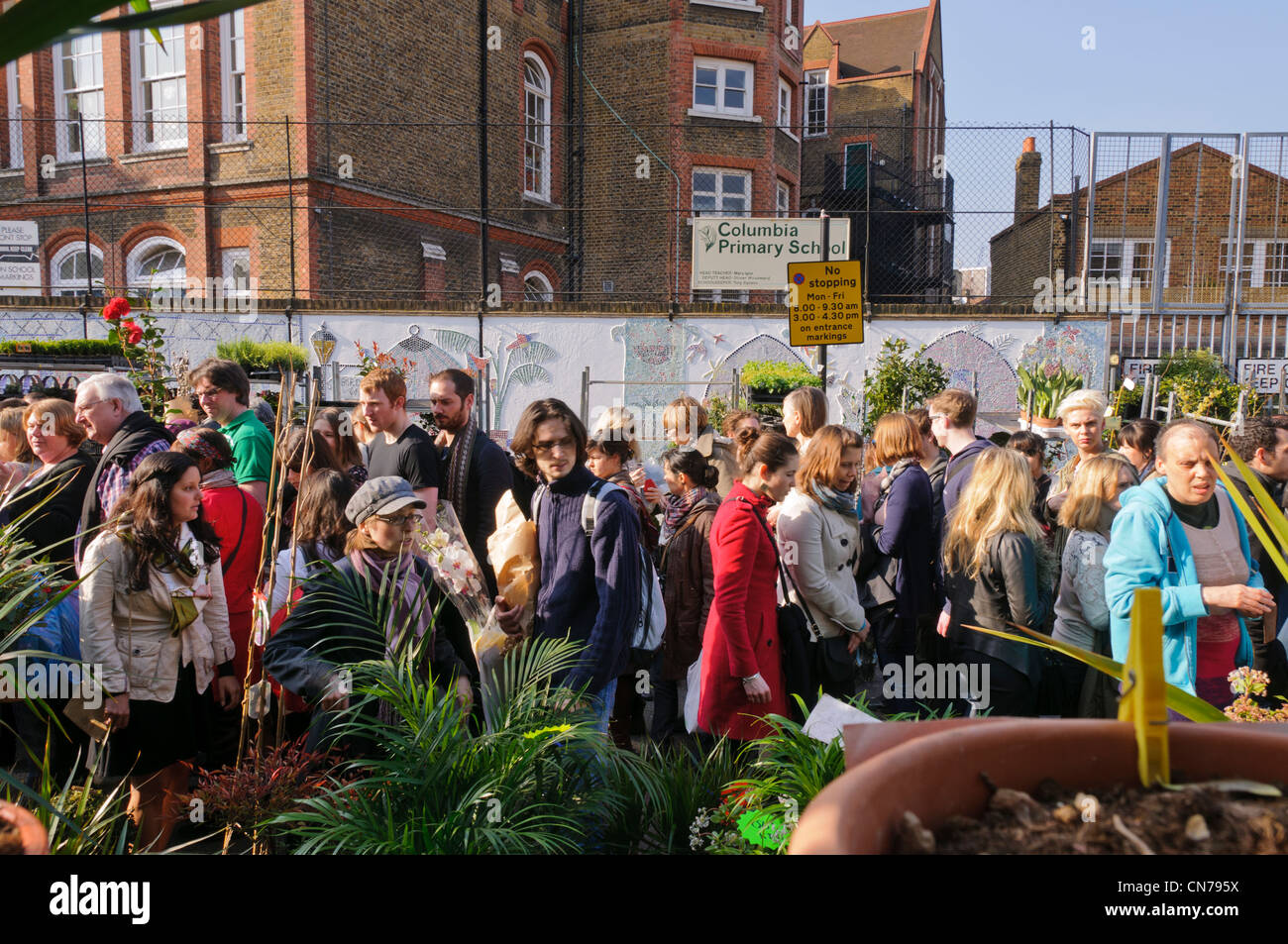 Menschen, die langsam zu Fuß durch sehr belebten Sonntag Columbia Road Flower Market, East London, UK Stockfoto