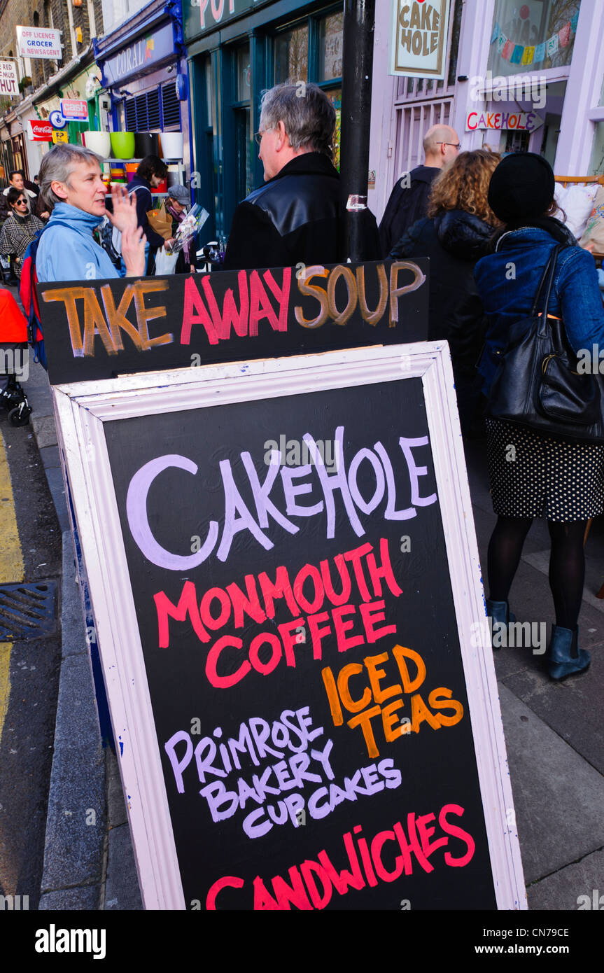 ein Café-Board Werbung ihr Menü in Columbia Road, East London, UK Stockfoto