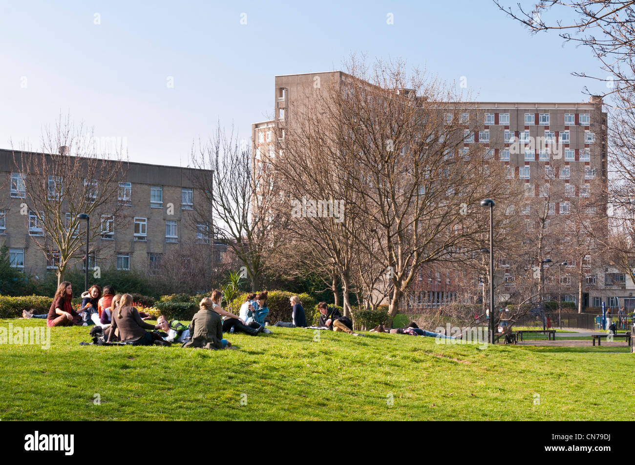 Die Menschen Sie genießen sonnigen Sonntagnachmittag, East London, UK Stockfoto