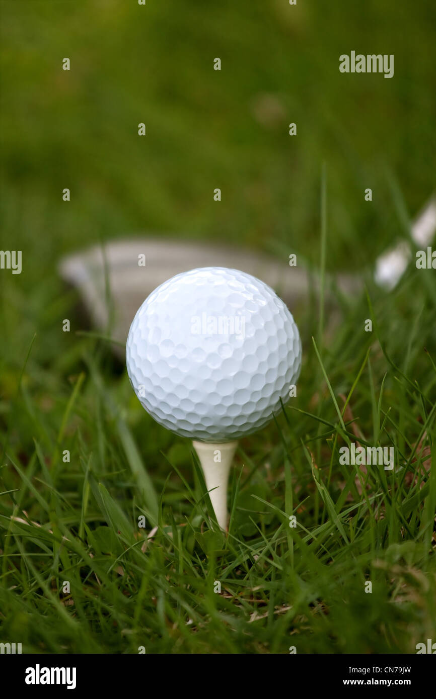 Ein weiße Golfball richten Sie am Abschlag mit einem Fahrer zu schwingen. Geringe Schärfentiefe. Stockfoto