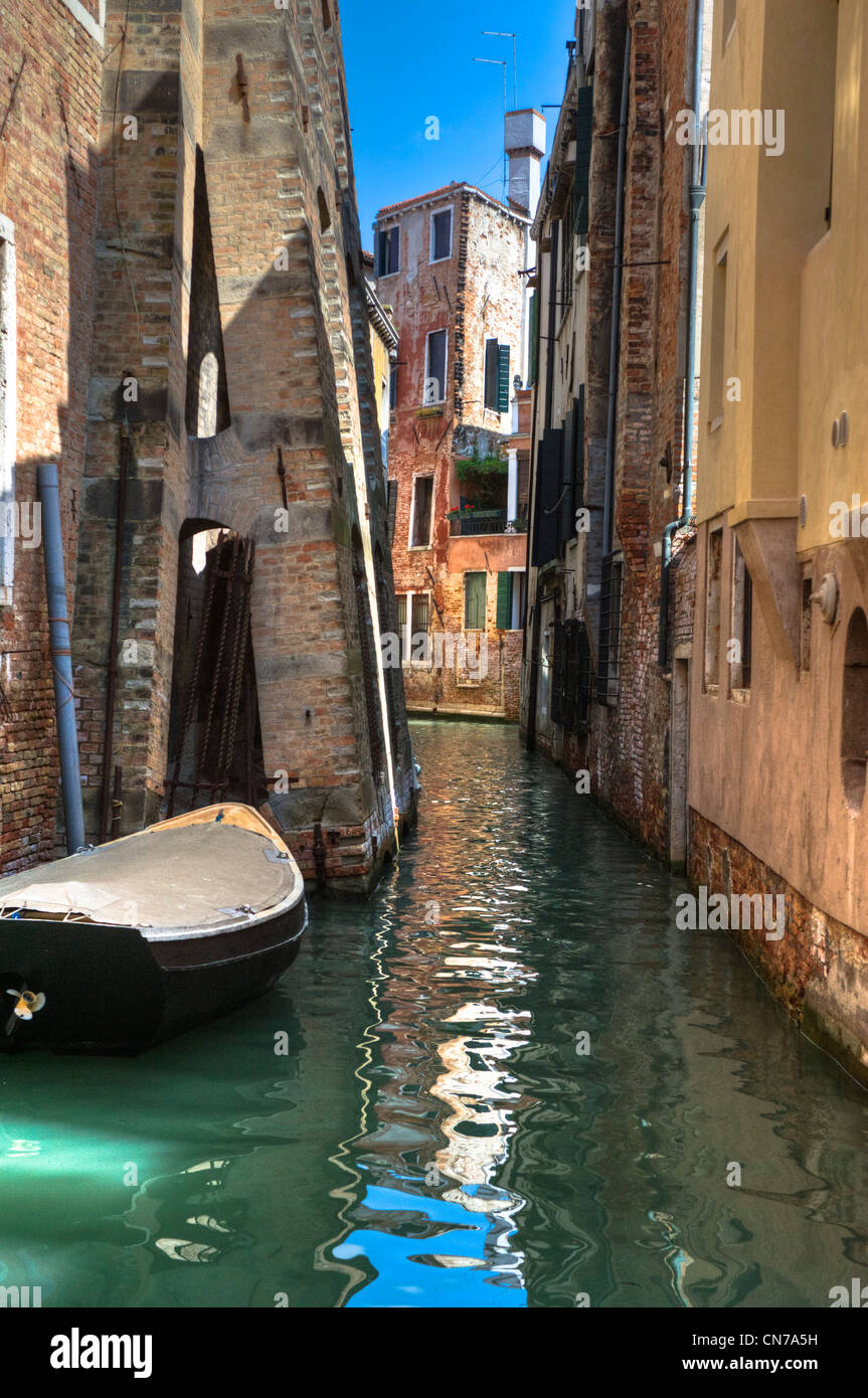 Bunter Blick auf einen Kanal in Venedig Italien Stockfoto