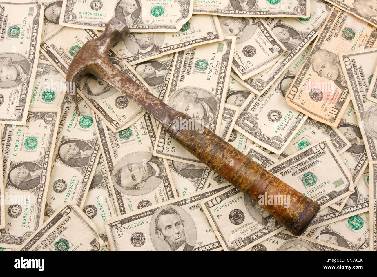 Hammer auf Hintergrund amerikanische Geld. Stockfoto
