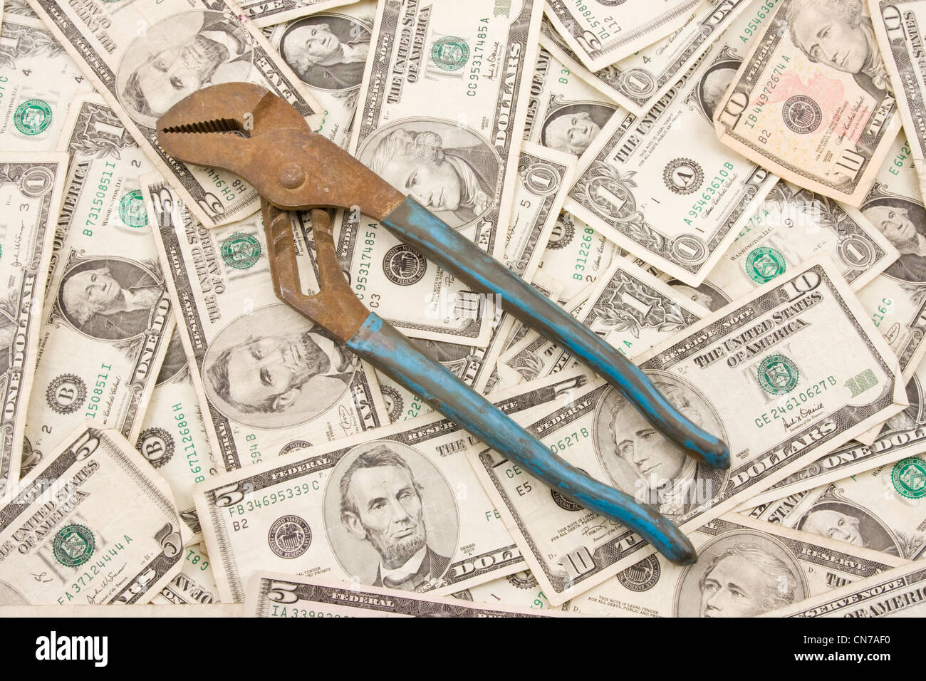 Zange auf Hintergrund USA Geld. Stockfoto