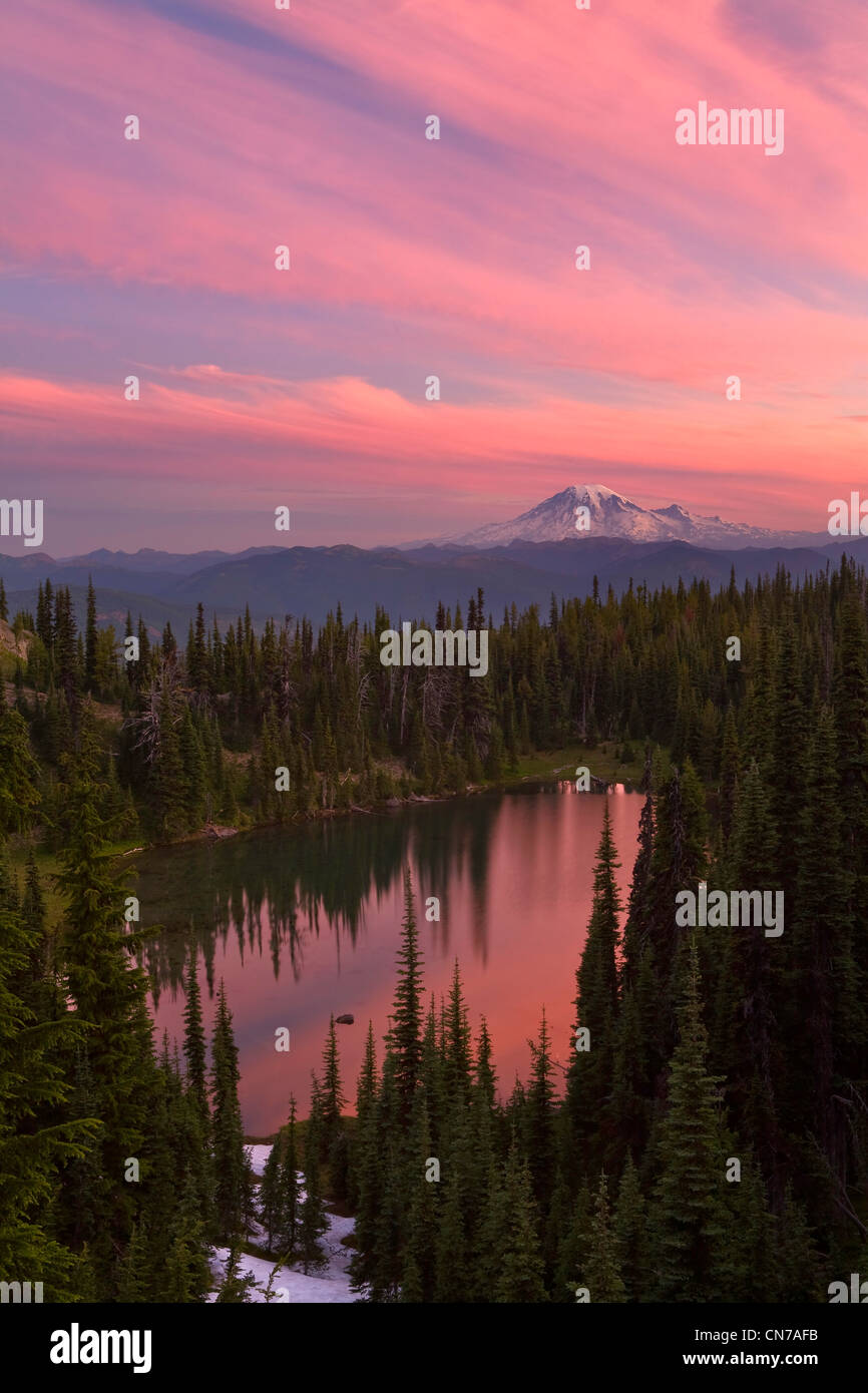 Ansicht des Sonnenaufgangs und des Mt. Rainier vom Mt. Adams Wildnis, Washington, USA. Sommer Stockfoto