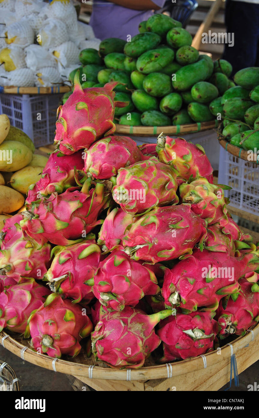 Reife rote Pitahaya (Drachenfrucht) in Straßenmarkt, Sisavangvong Road, Luang Prabang, Provinz Luang Prabang, Laos Stockfoto