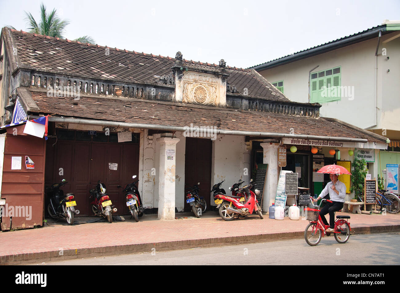 Alten Kolonialgebäude in Sisavangvong Road, Luang Prabang, Provinz Luang Prabang, Laos Stockfoto