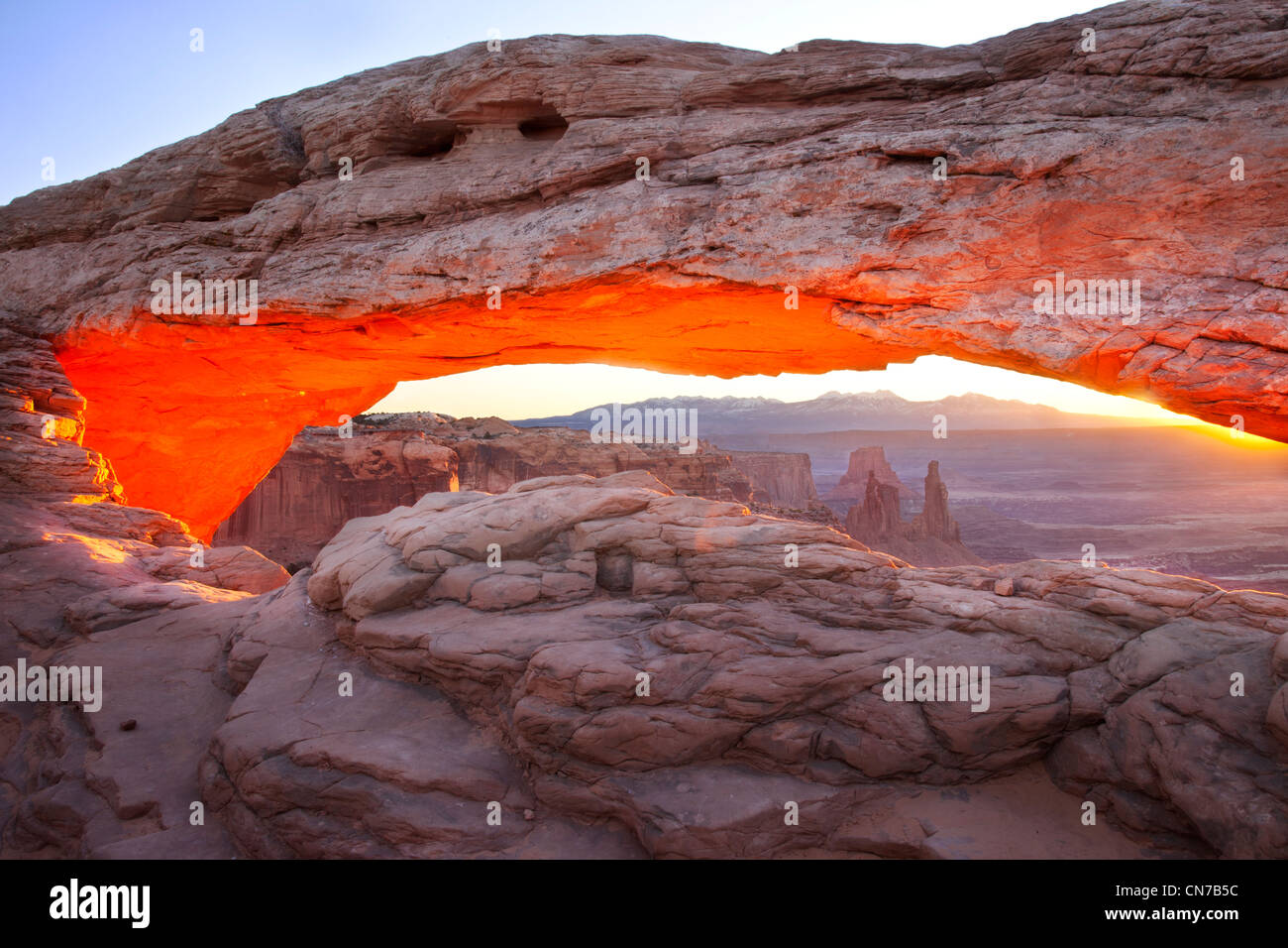 Mesa Arch im Morgengrauen, Canyonlands National Park in der Nähe von Moab, Utah, USA Stockfoto