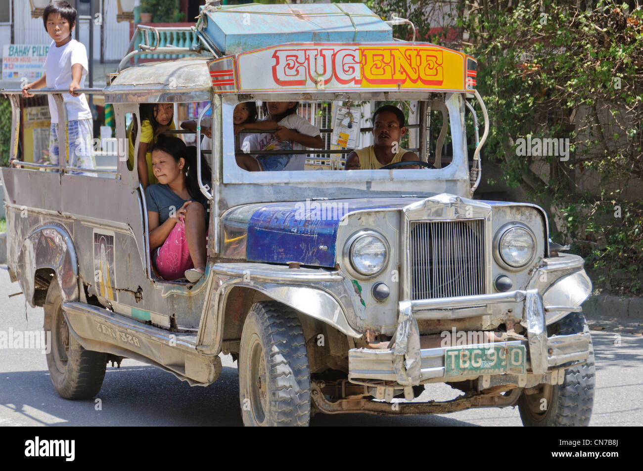 Asiatische Kinder junge Mädchen fahren Jeepney Street Szene Puerto Galera, Oriental Mindoro, Philippinen, Südostasien Stockfoto