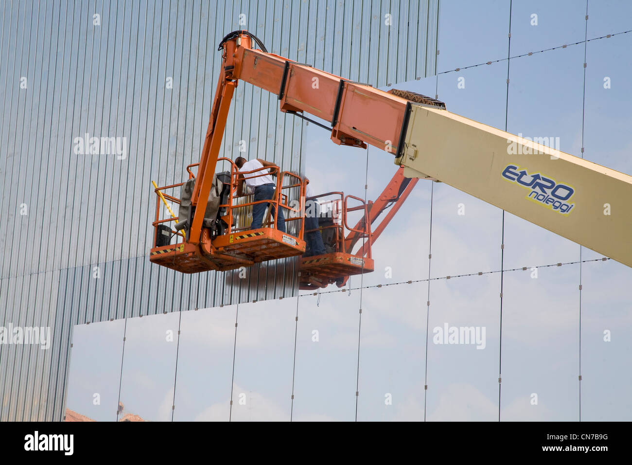 Ingenieure, die Installation von leistungsstarken kommerziellen Fensterglas, Italien Stockfoto