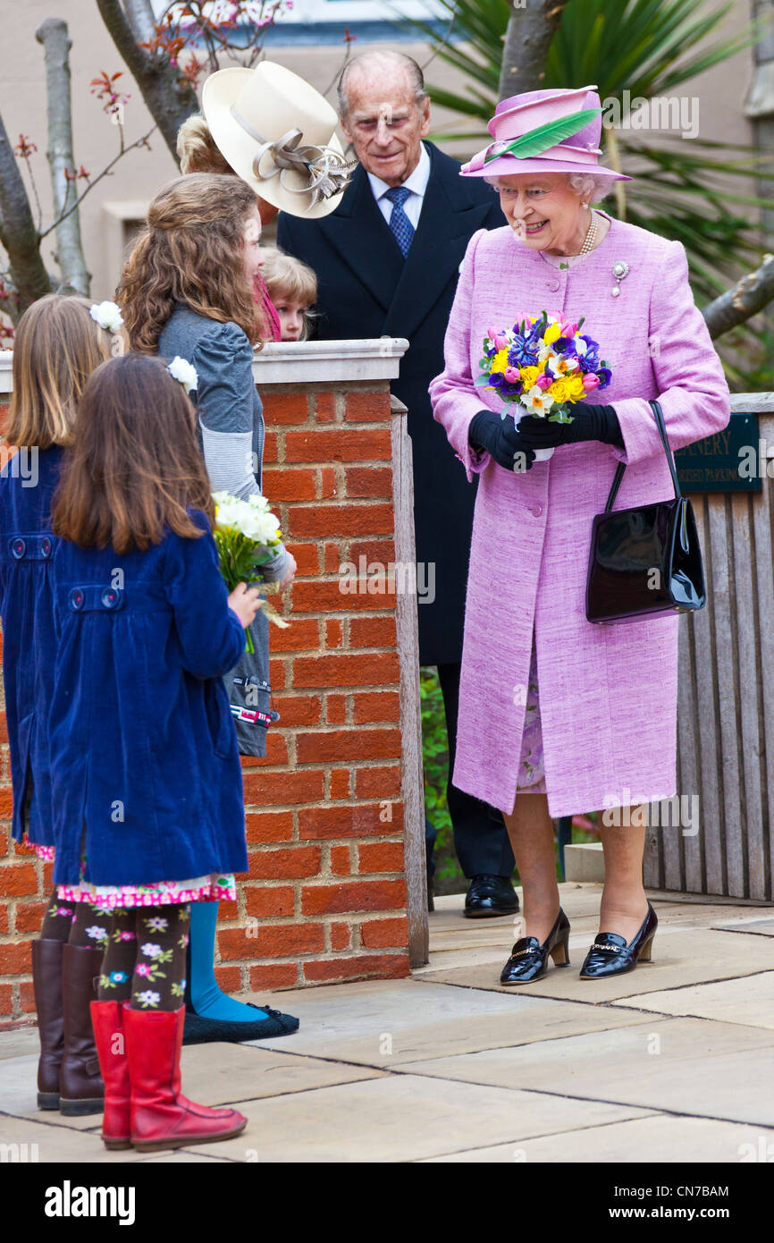 Ihre Majestät Königin Elizabeth II und der Herzog von Edinburgh an der Dekan Windsors House, Windsor Castle, Ostern 2012. PER0152 Stockfoto