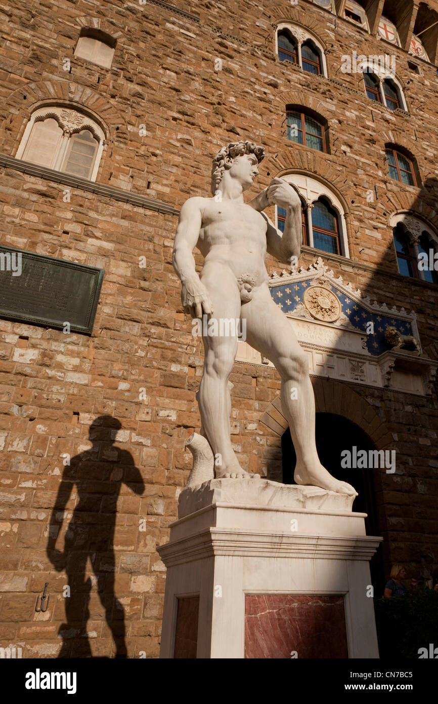 Kopie des berühmten Michelangelo Statue stehend am ursprünglichen Speicherort des David, vor dem Palazzo Vecchio in Florenz, Stockfoto