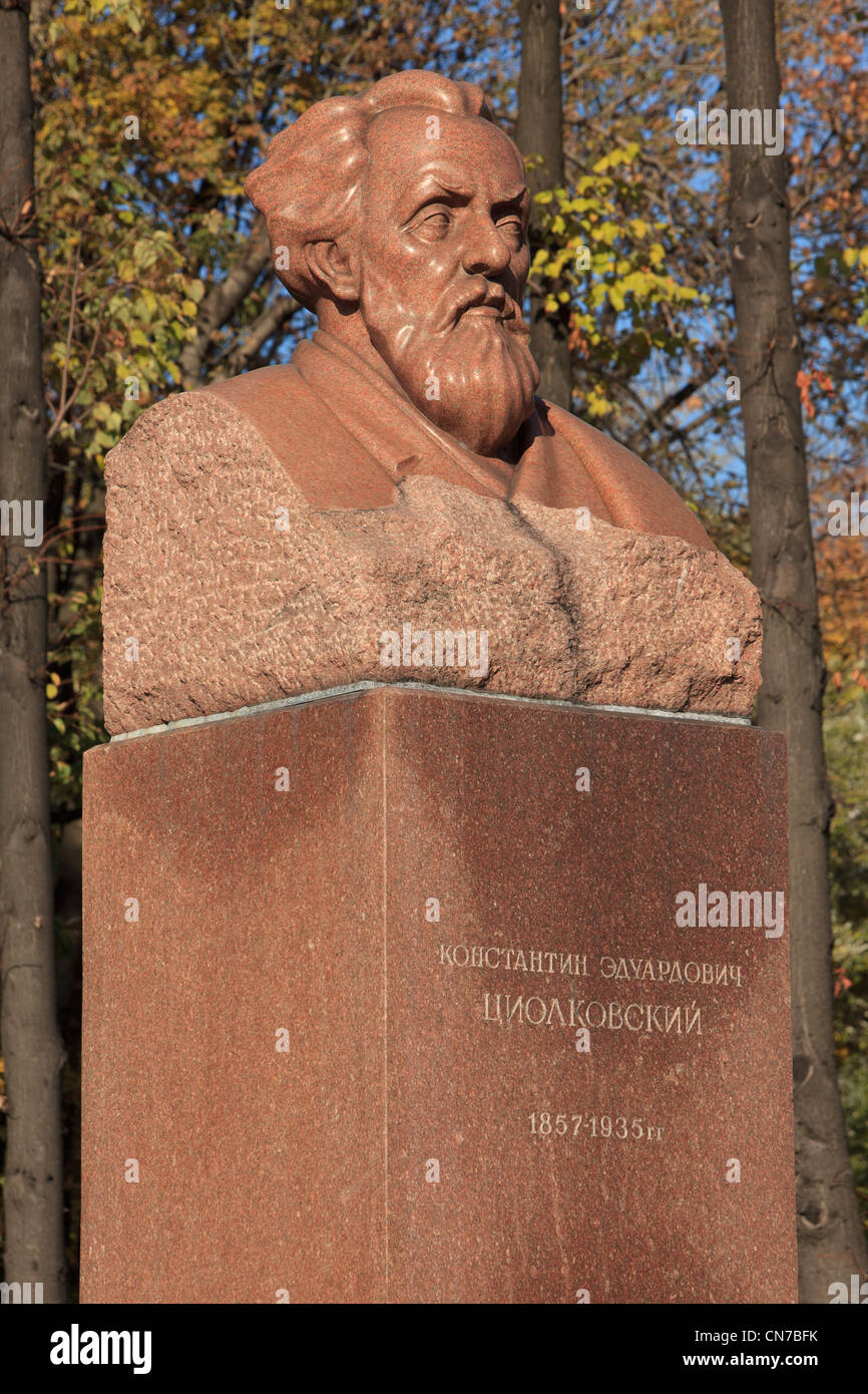 Denkmal für die russische und sowjetische Raketenwissenschaftler Konstantin Eduardovich Tsiolkovsky (1857-1935) in Moskau, Russland Stockfoto