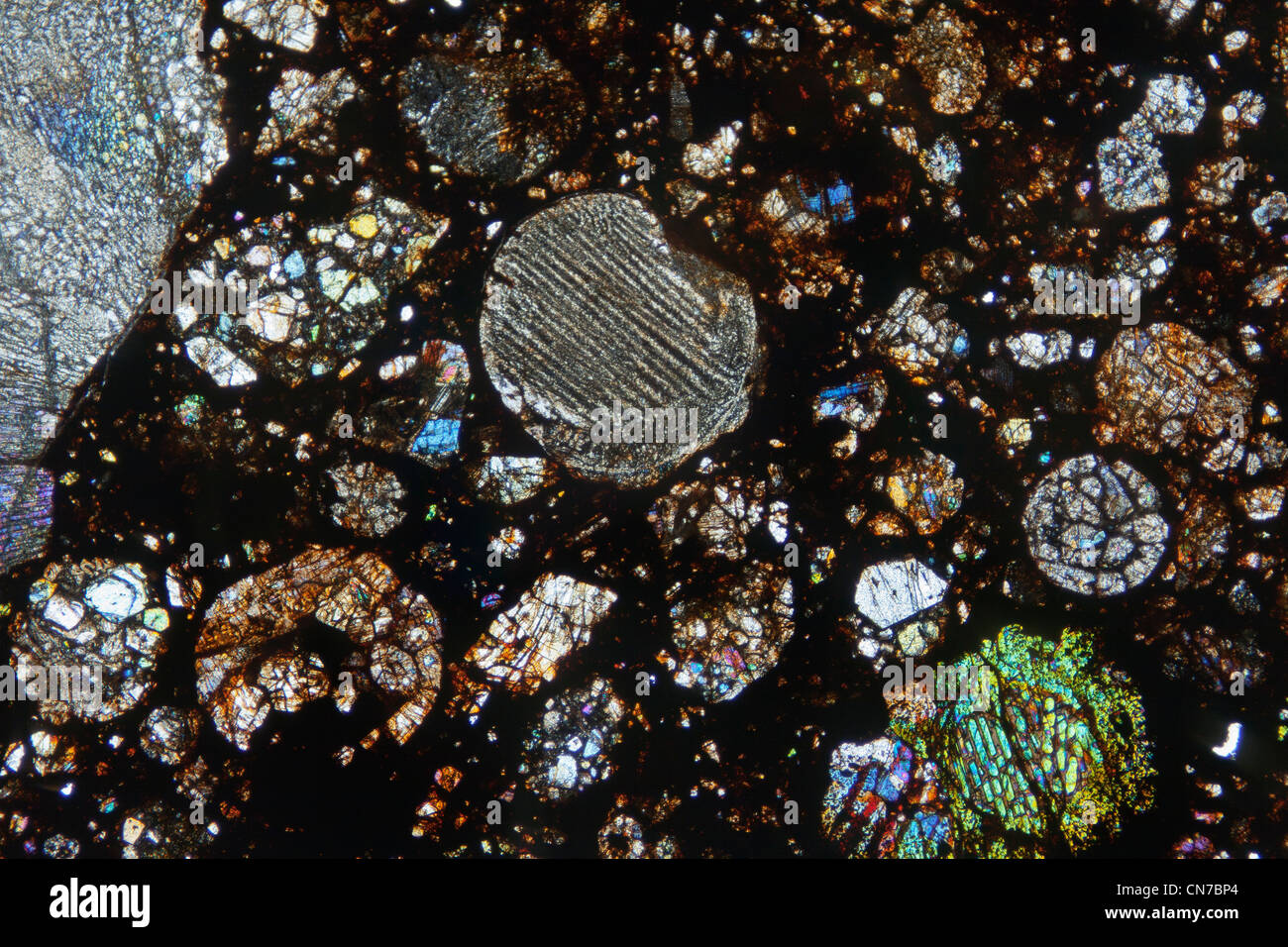 Meteorit dünne Folie Abschnitt NWA6326 Kreuz-polarisiert Mikrophotographie Stockfoto