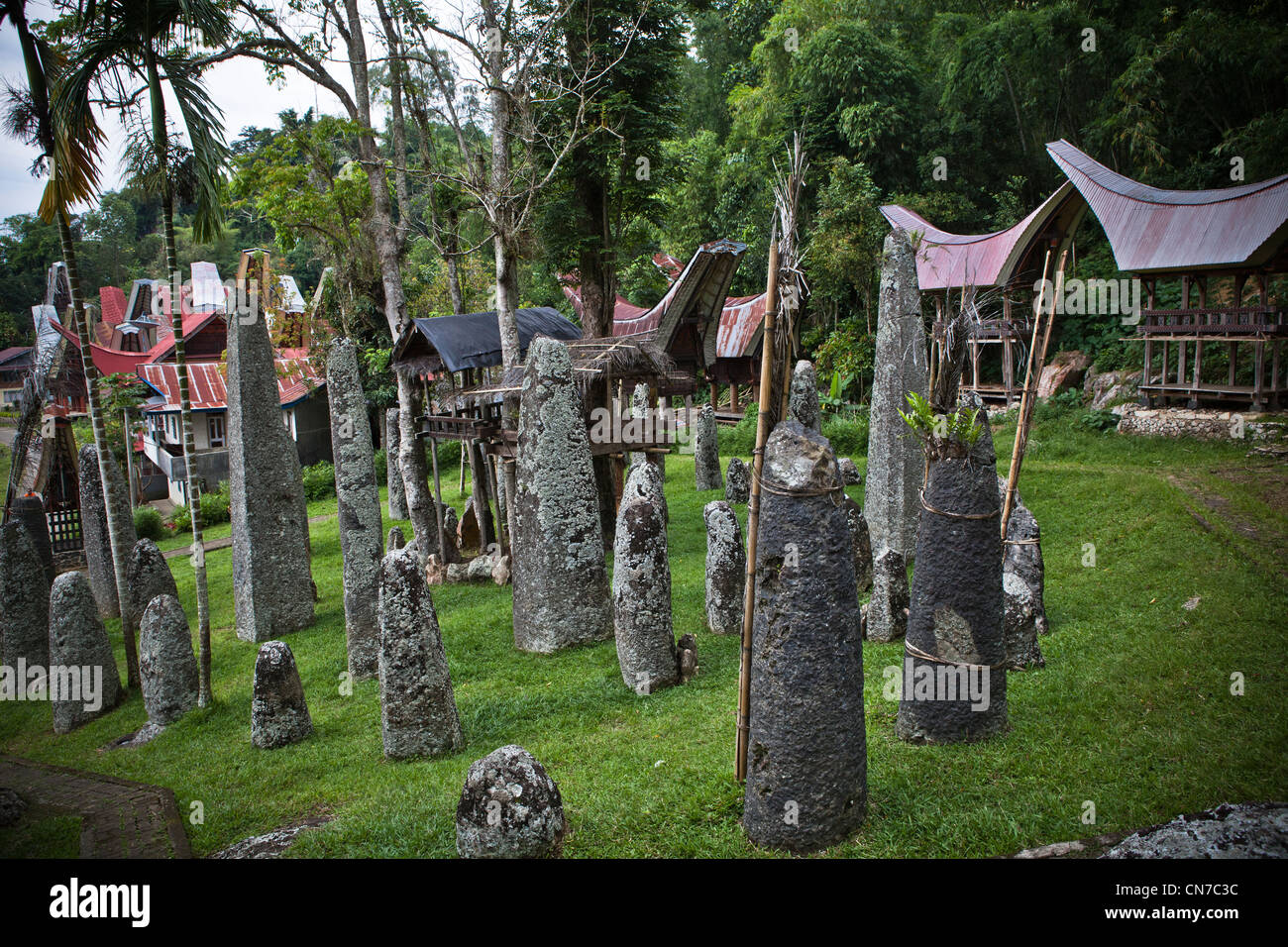 Indonesien, Sulawesi, Tana Toraja Bereich, Bori Dorf Stein Megalith Grabstätte. Stockfoto