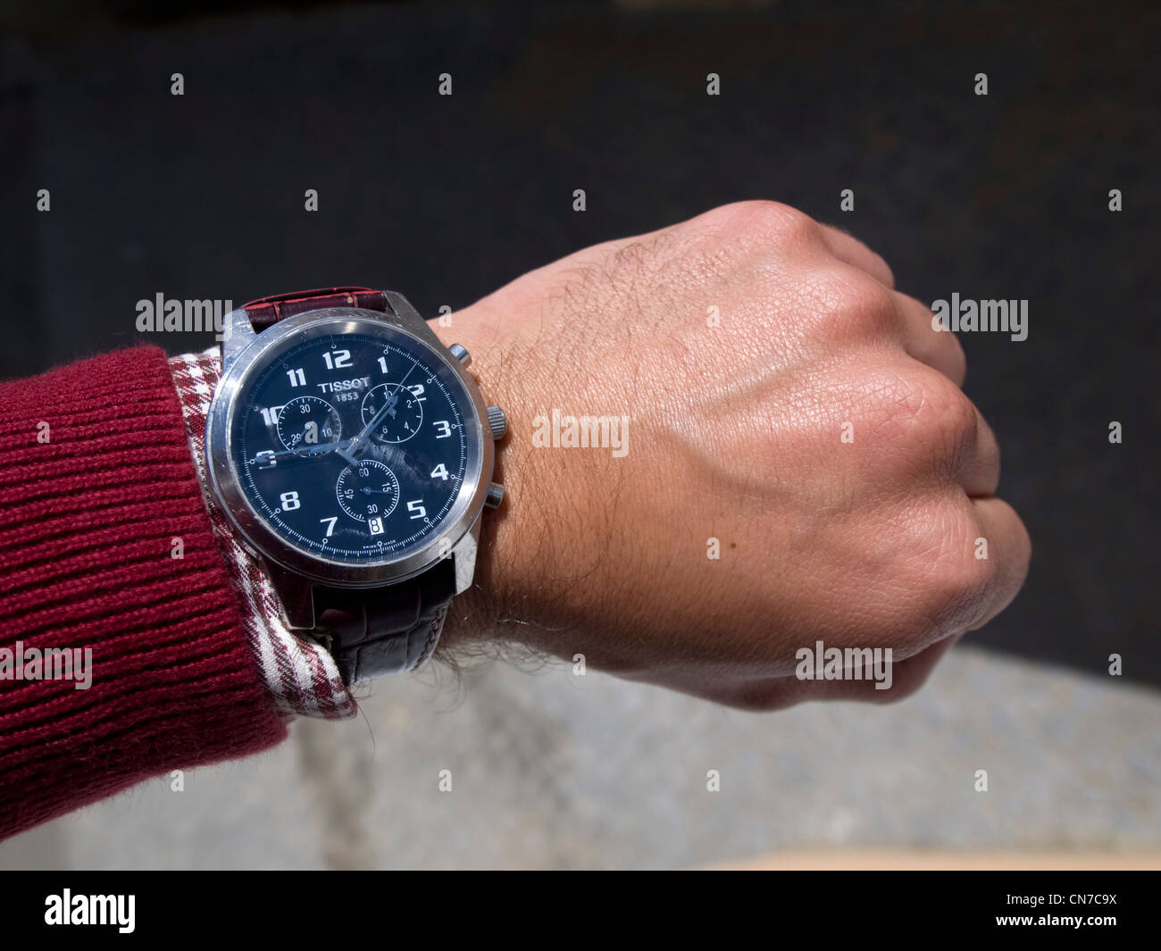 Person mit einer Tissot Armbanduhr Stockfoto
