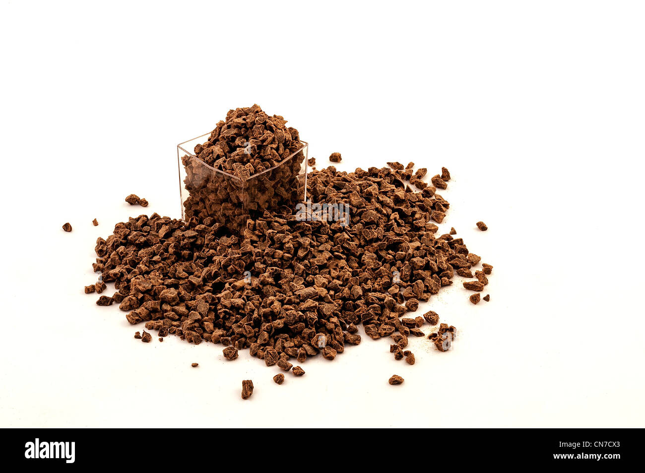 Zerbröckelte Schokolade Zutat Stapeln auf weißem Hintergrund Stockfoto