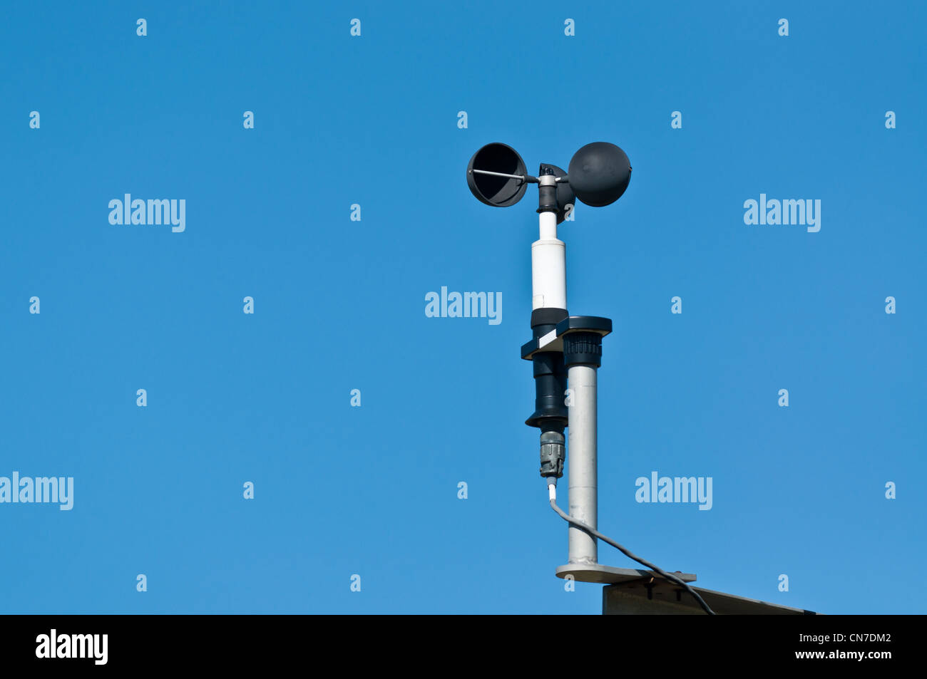 Ein Cup-Typ Anemometer misst die Windgeschwindigkeit in einer meteorologischen Station. Stockfoto