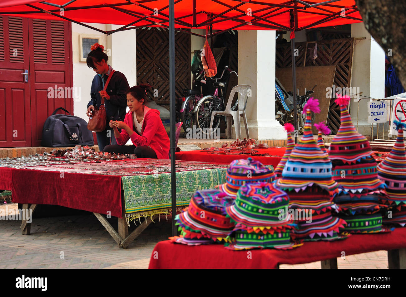 Handwerk Stände in open-air-Markt, Sisavangvong Road, Luang Prabang, Laos Luang Prabang Provinz Stockfoto