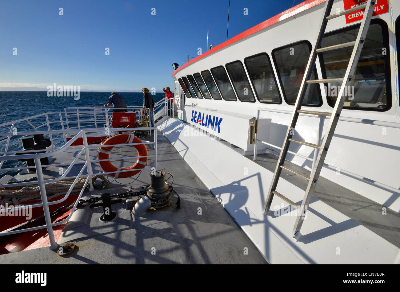 Überfahrt nach Great Barrier Island im Hauraki Gulf, Auckland, Neuseeland auf dem Auto Fähre Insel Navigator Stockfoto