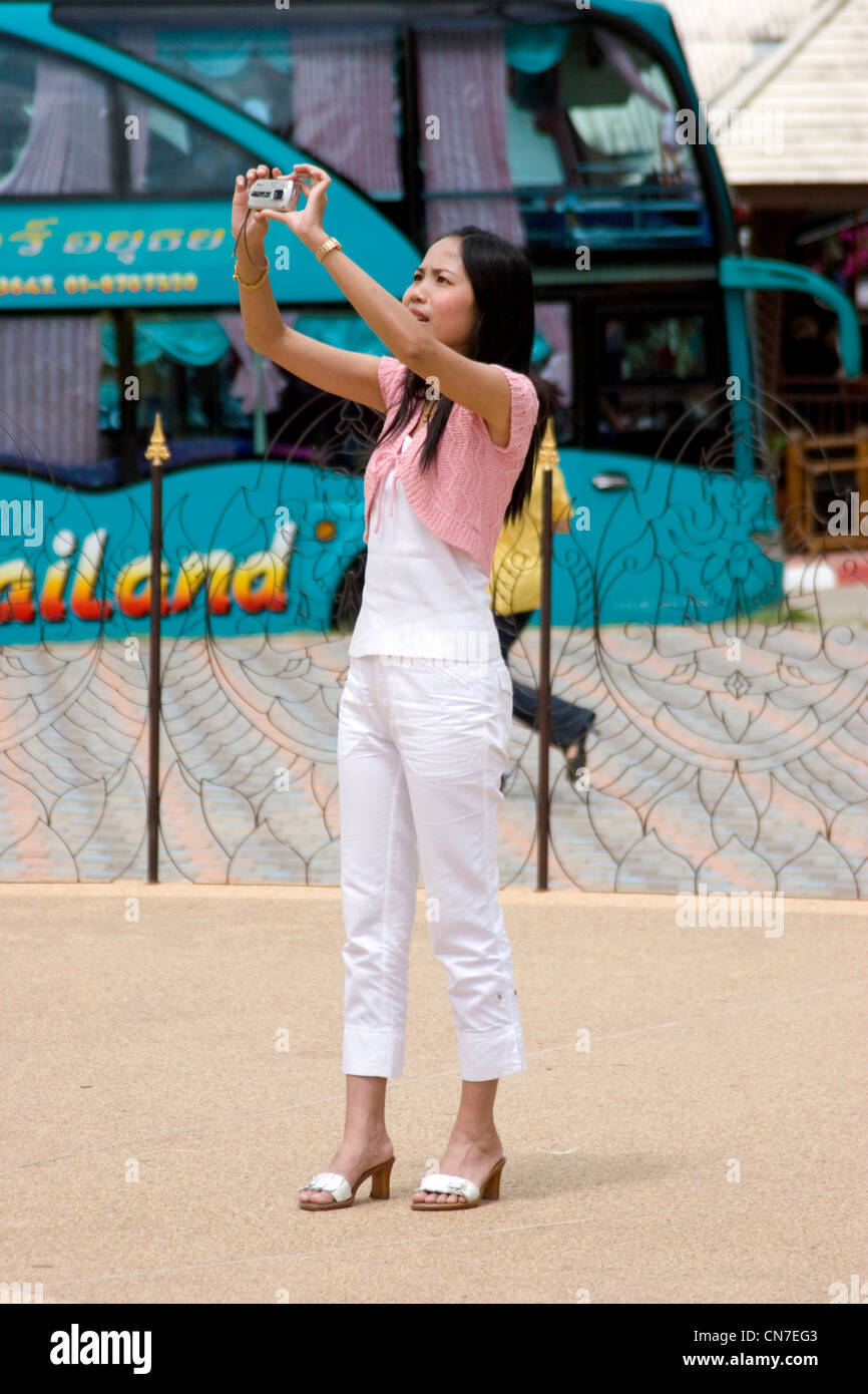 Eine asiatische Frau nimmt ein Foto mit der Kamera in den goldenen Dreieck in der Nähe von Chiang Sean, Thailand. Stockfoto