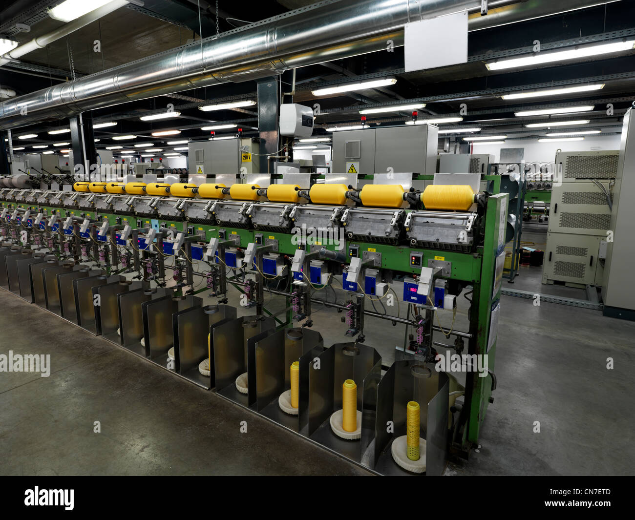 Detail einer indoor industrielle Produktionslinie in einer Thread-Fabrik Stockfoto