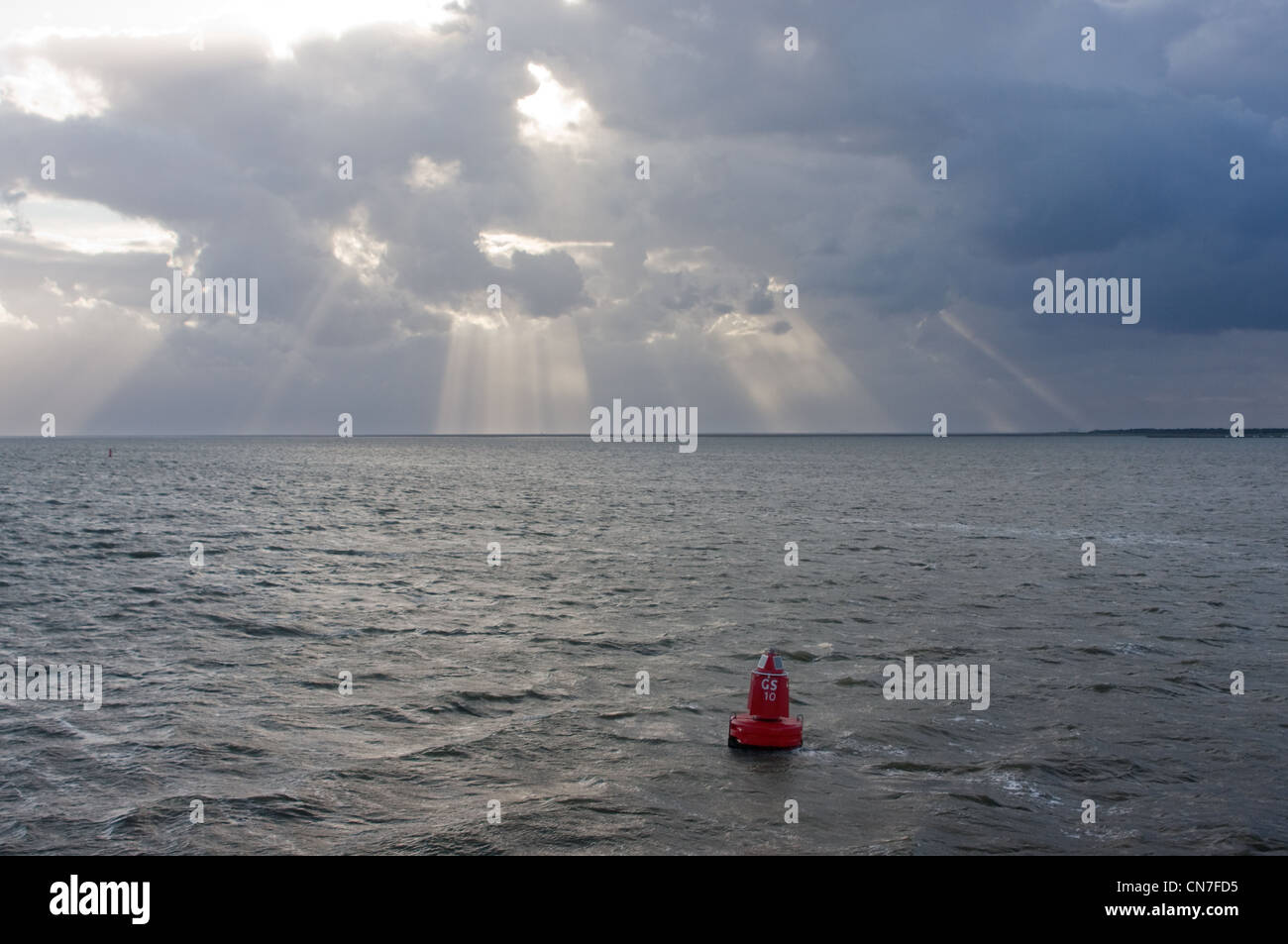 Rote Boje am Meer unter dunklen Wolken. Stockfoto