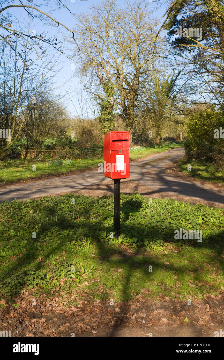 Post Box steht auf seinen eigenen im ländlichen Suffolk, England Stockfoto