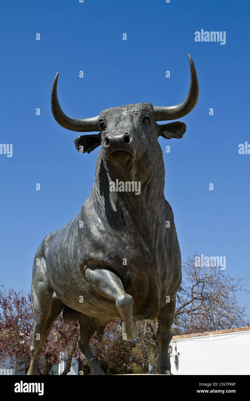 Das Denkmal, das vor Spaniens älteste Stierkampf Ring in Ronda steht. Stockfoto
