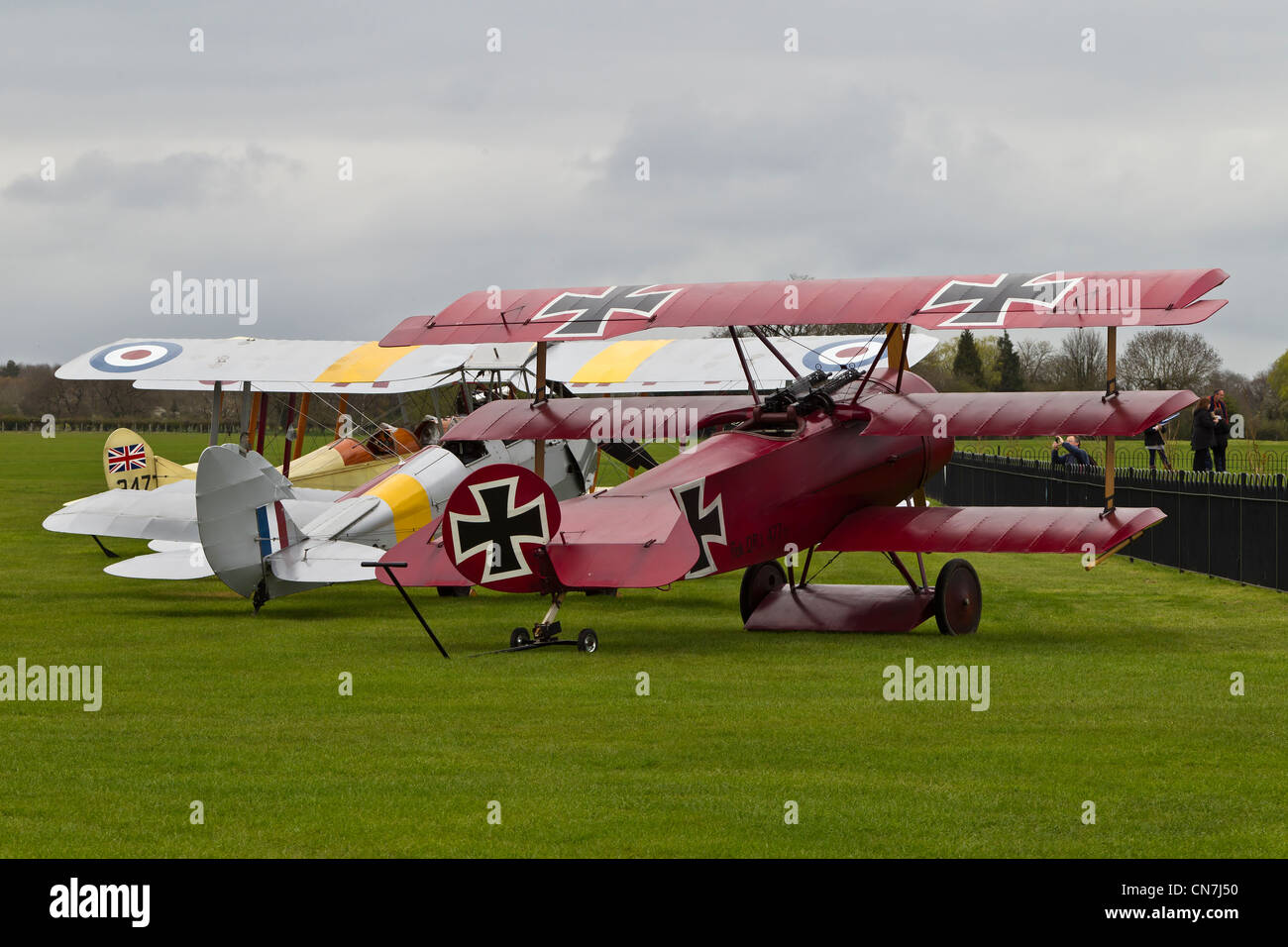 WERDEN - 2c Beobachtung Doppeldecker und Fok.DRI 477/17 Dreidecker am Flughafens Flugplatz Northamptonshire Stockfoto