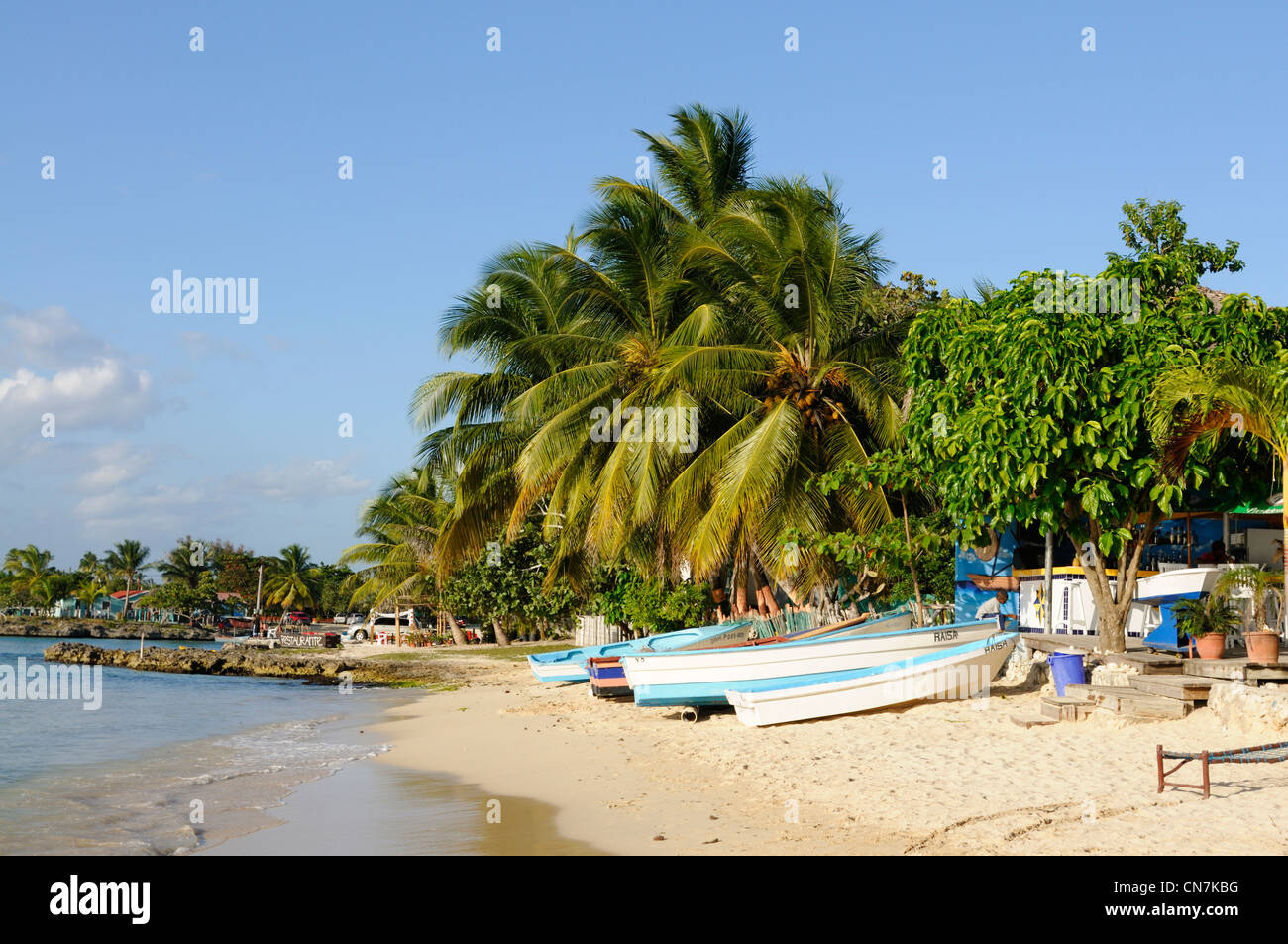 Dominikanische Republik, La Romana Provinz, Bayahibe, Angelboote/Fischerboote auf dem kleinen Strand von Bayahibe Stockfoto