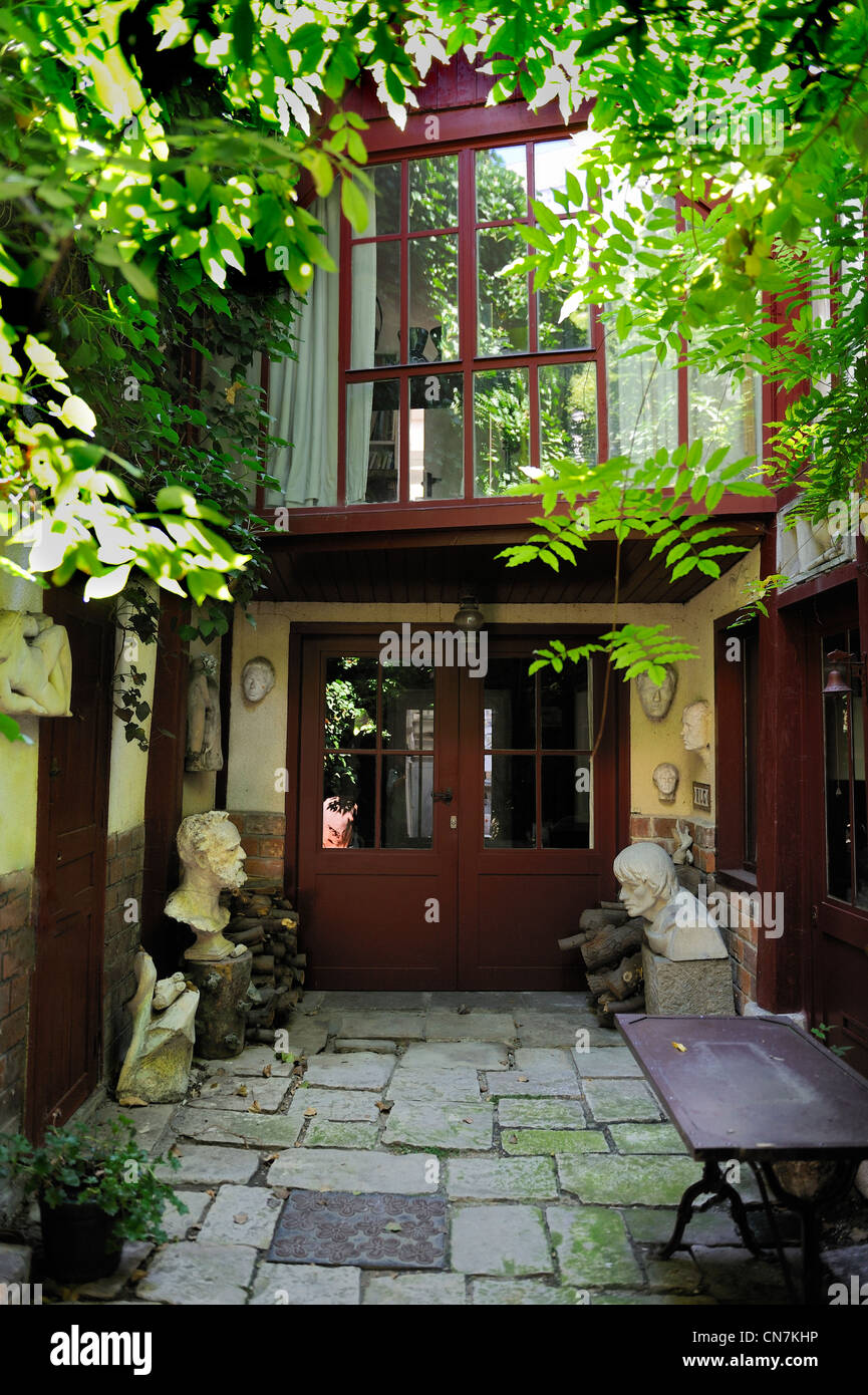 Frankreich, Paris, das Zitieren des Fusains auf Platz 22 in der Rue Tourlaque, wo der Maler Auguste Renoir eine Werkstatt hatte Stockfoto