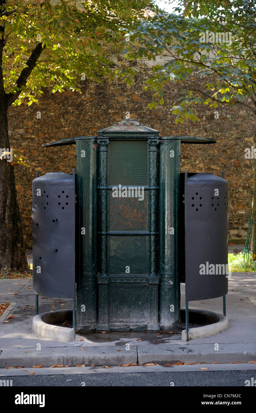 Frankreich, Paris, dem letzten Straße Urinal im Haussmann-Stil auf dem Boulevard Arago, vor dem Gefängnis Prison De La Sante Stockfoto