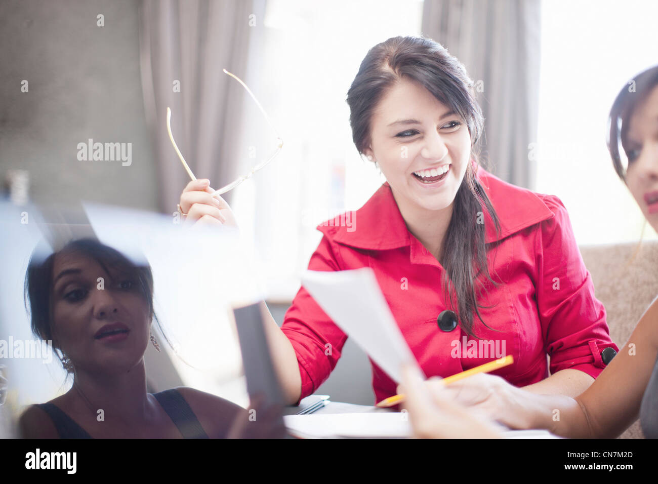 Geschäftsfrauen am Konferenztisch Stockfoto