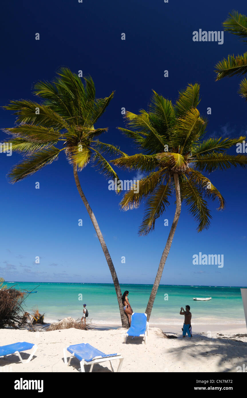 Dominikanische Republik, Provinz La Altagracia, Punta Cana, El Cortecito, Toursits und Kokosnüsse am Strand Stockfoto